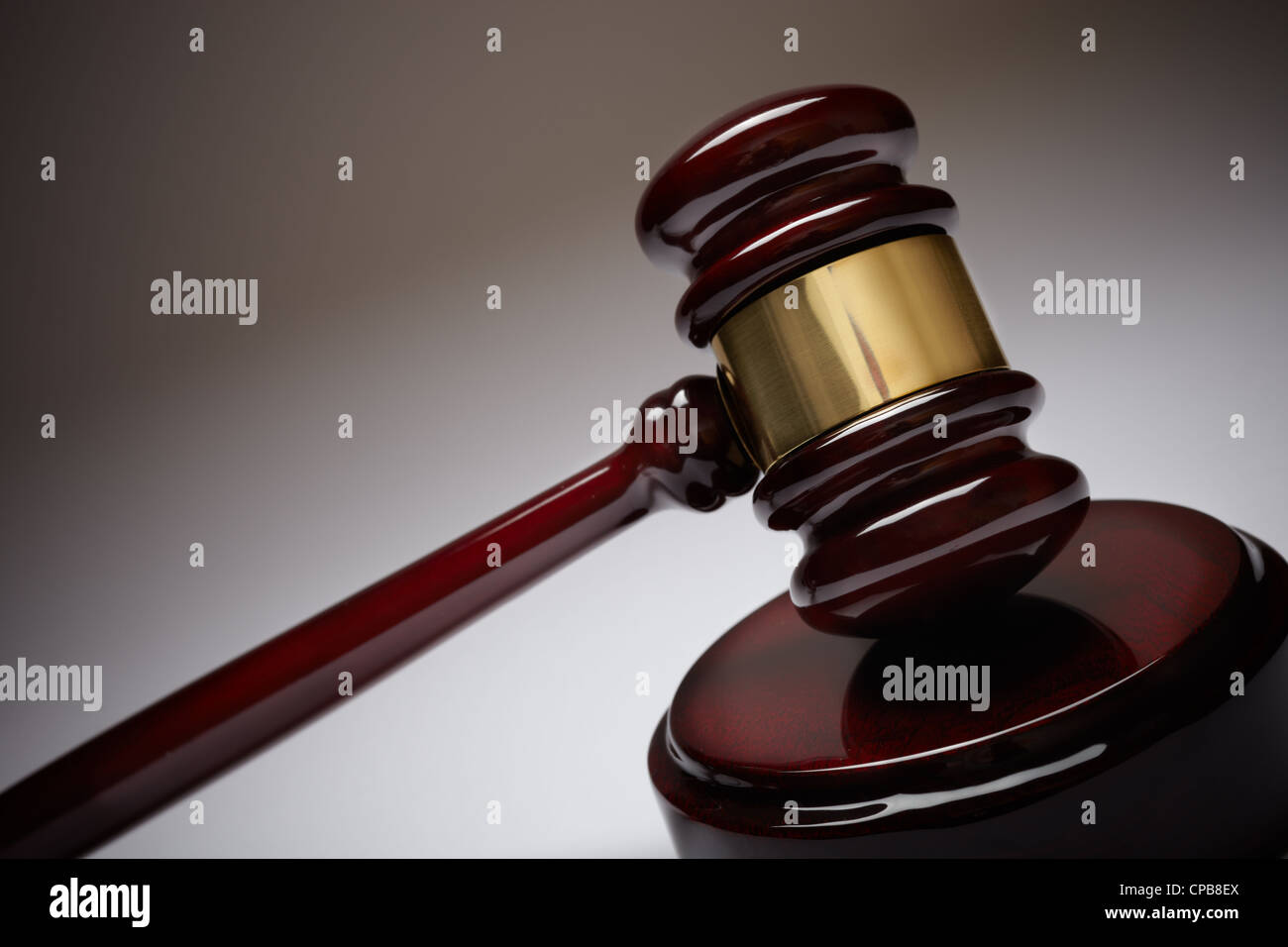 Wooden gavel, selective focus sur la partie métallique Banque D'Images