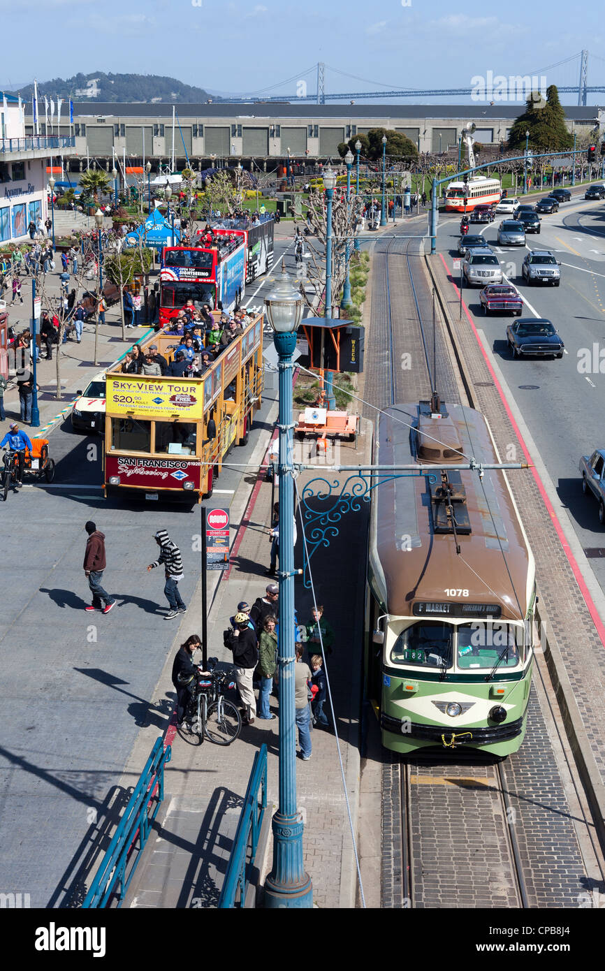 Vieux tram et bus touristique au Pier 39 Fisherman's Wharf San Francisco Banque D'Images