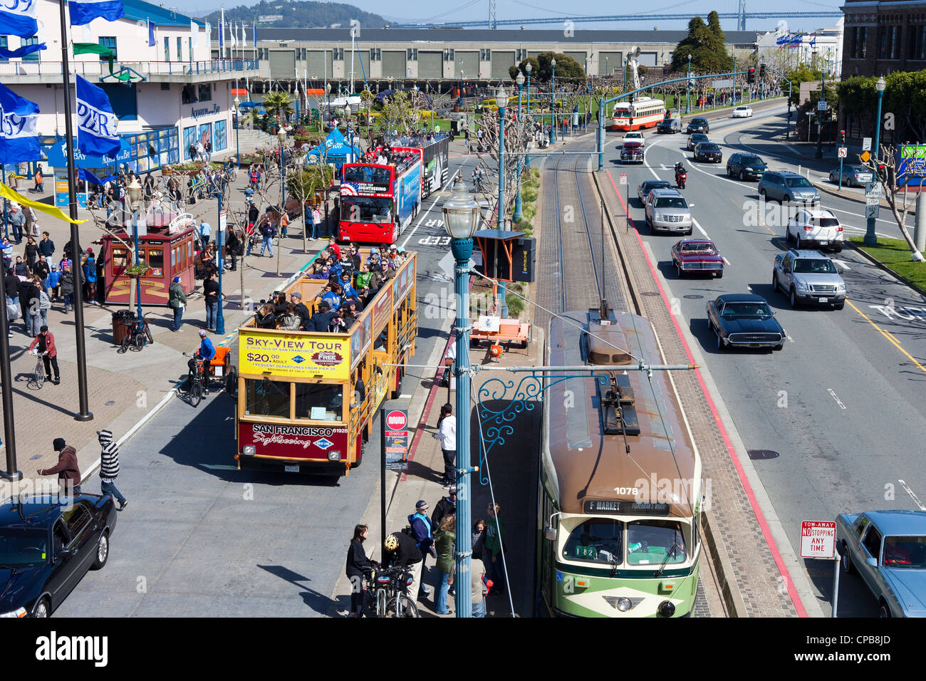 Vieux tram et bus touristique au Pier 39 Fisherman's Wharf San Francisco Banque D'Images