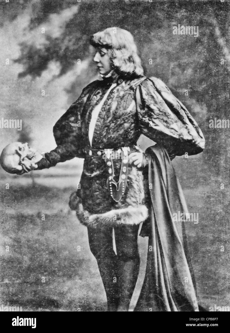 Sarah Bernhardt que Hamlet, portrait, debout, face à la gauche, à la tenue et au crâne, vers 1900. Banque D'Images