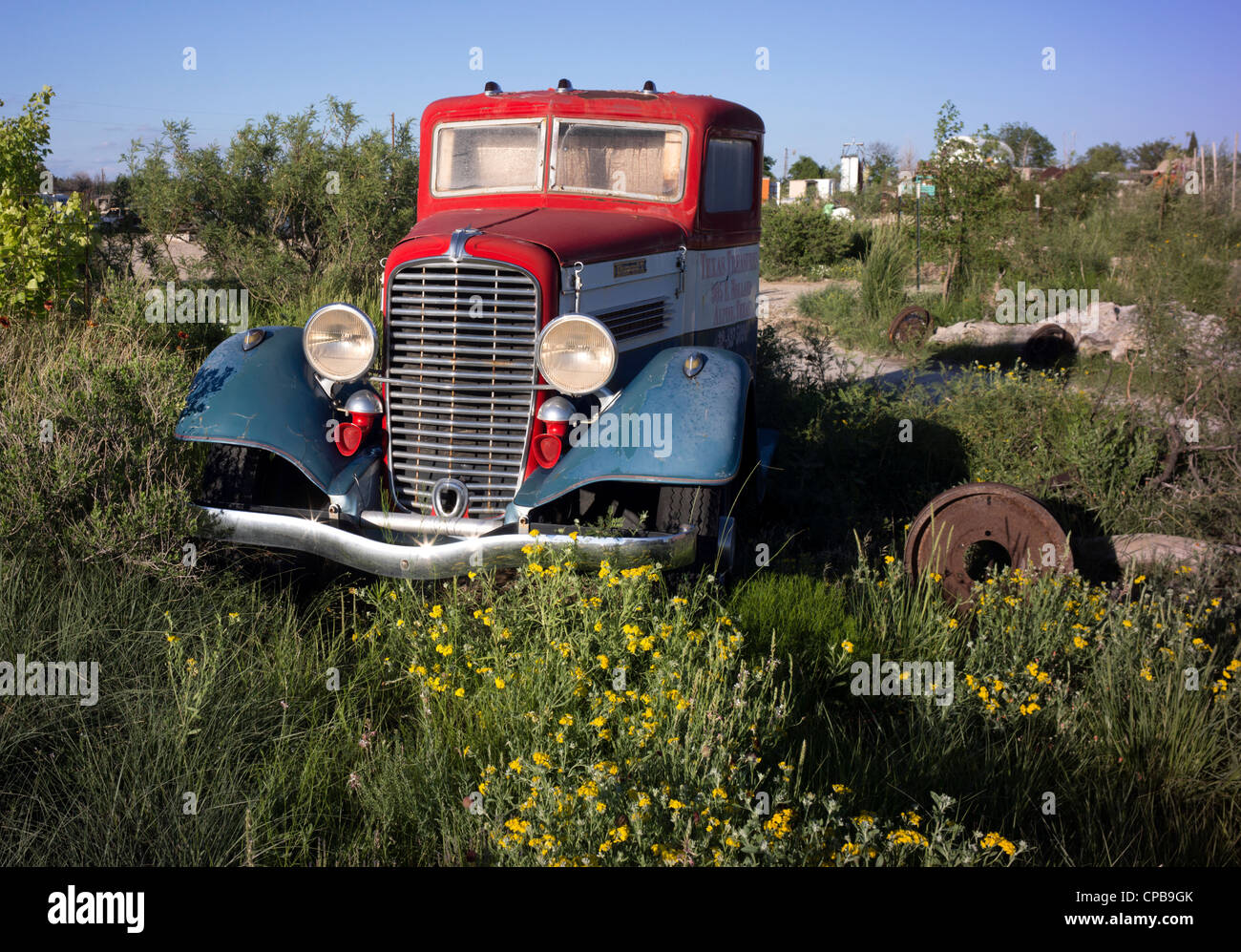 Cabine d'abandonné un vieux camion à Marathon, Texas. Banque D'Images