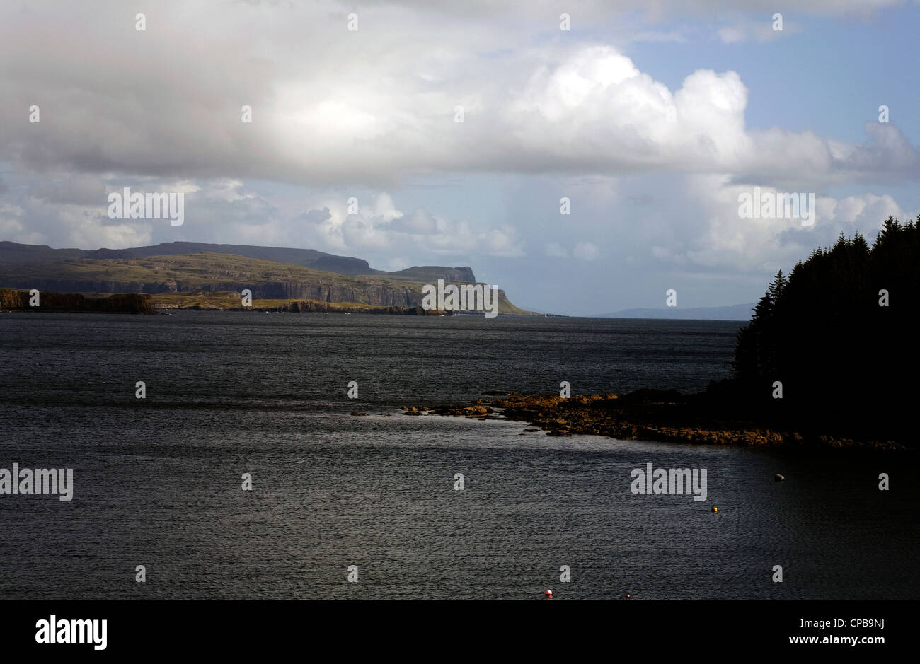 Bharcasaig à Loch Loch vers des fouilleurs clandestins, utilisant et ont profité de l'île de Skye Ecosse Banque D'Images