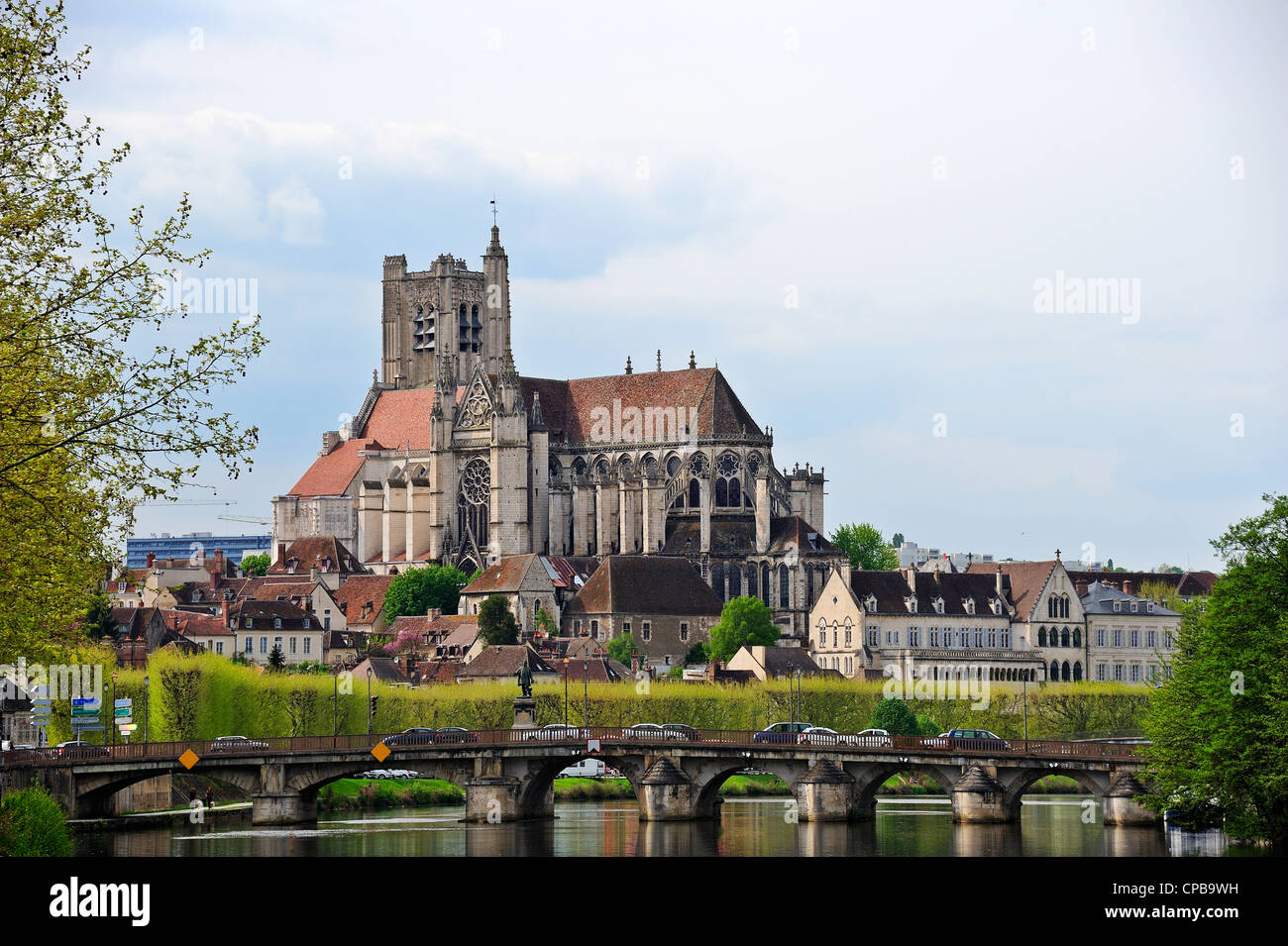 La Cathédrale de Saint Etienne à Auxerre, à partir de la rivière l'Yonne. L'espace pour le texte dans le ciel. Banque D'Images