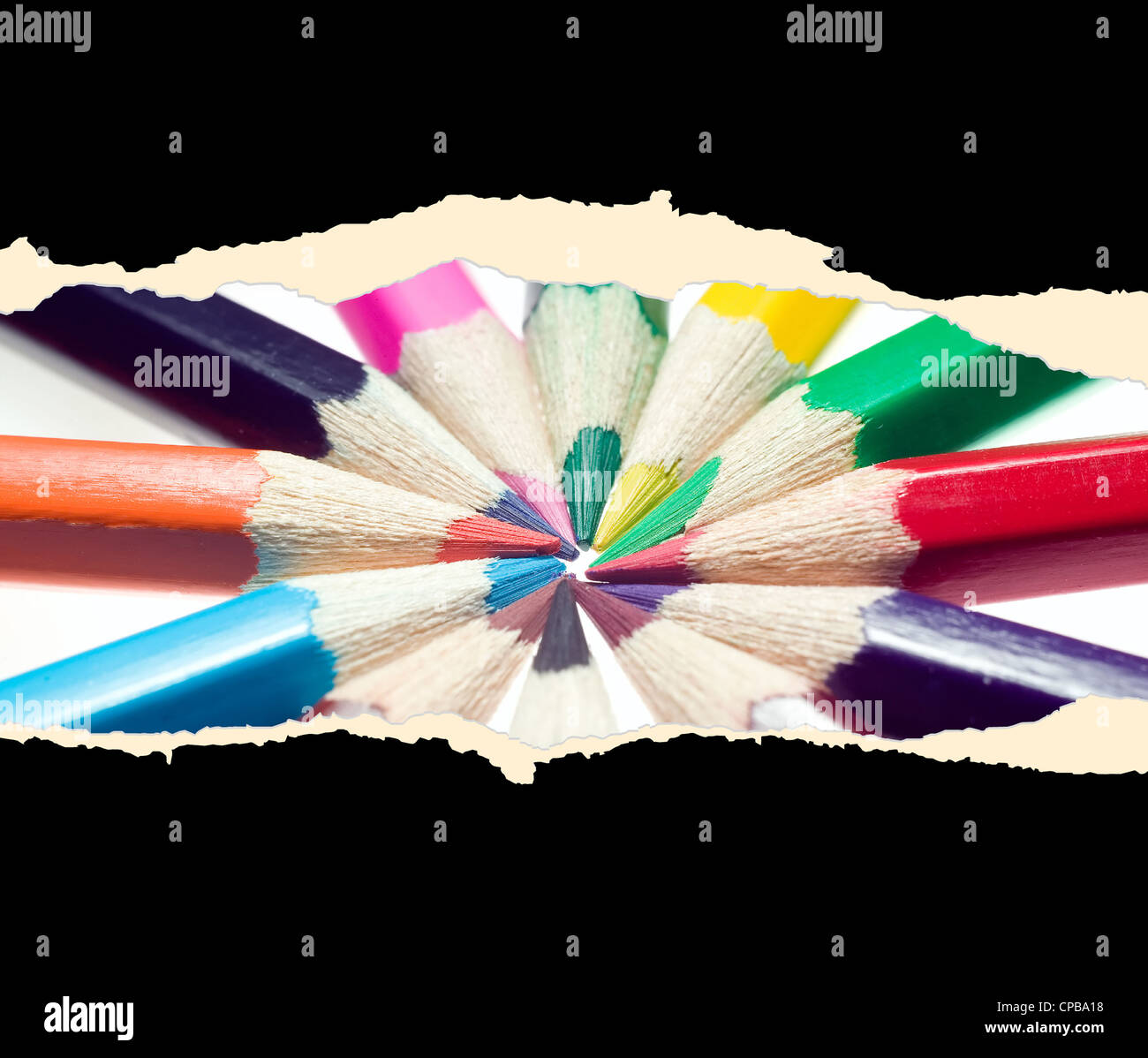 Une feuille de papier avec des crayons de couleur Banque D'Images