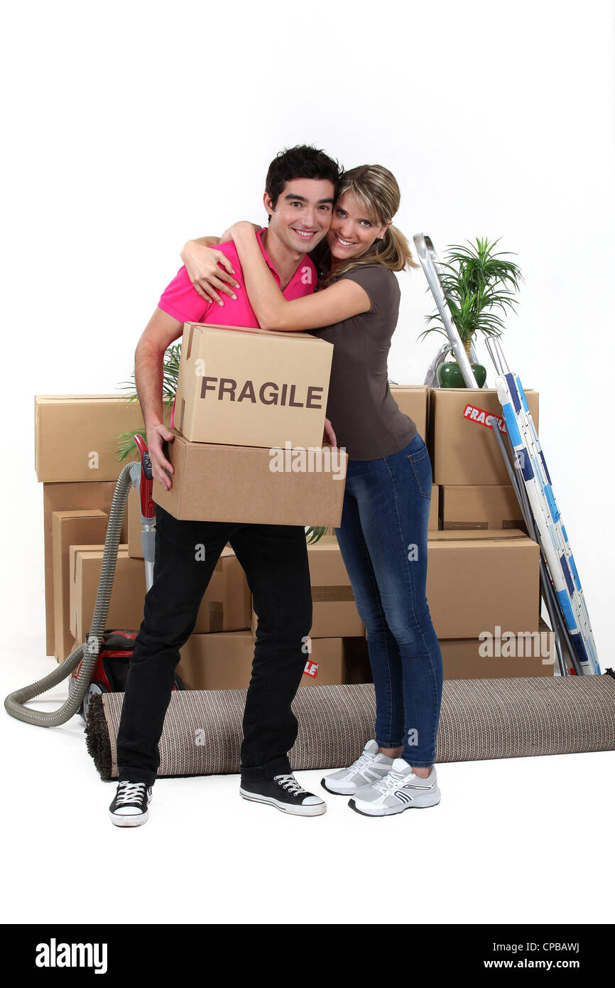 Jeune couple emménager ensemble Banque D'Images