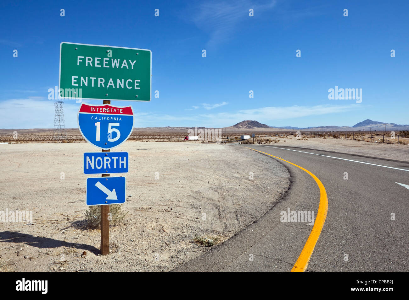 Désert de Mojave et l'autoroute interstate 15 près de Baker en Californie. Banque D'Images