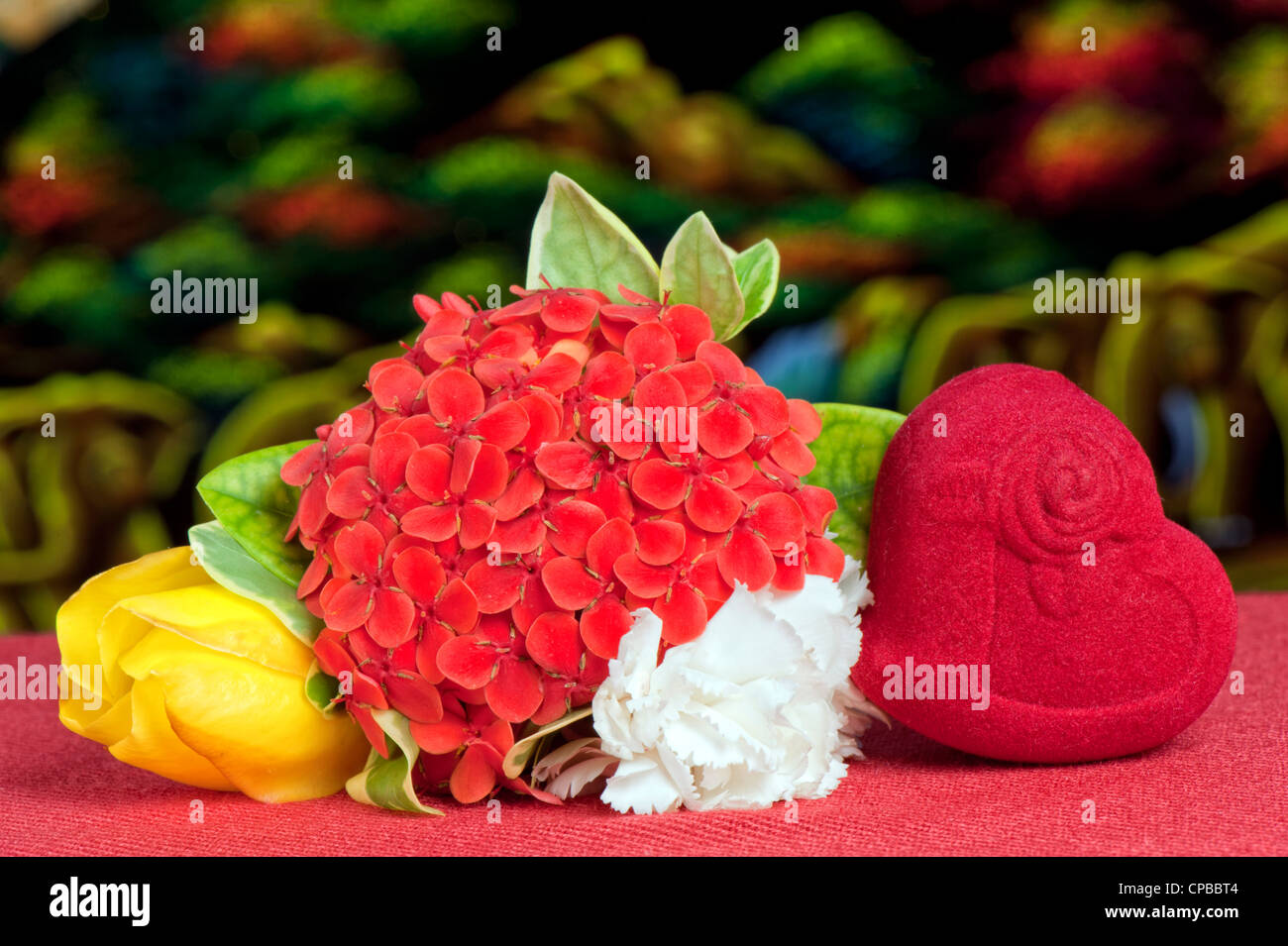 Arrangement de fleurs et de faveurs de mariage, baptême et première communion Banque D'Images