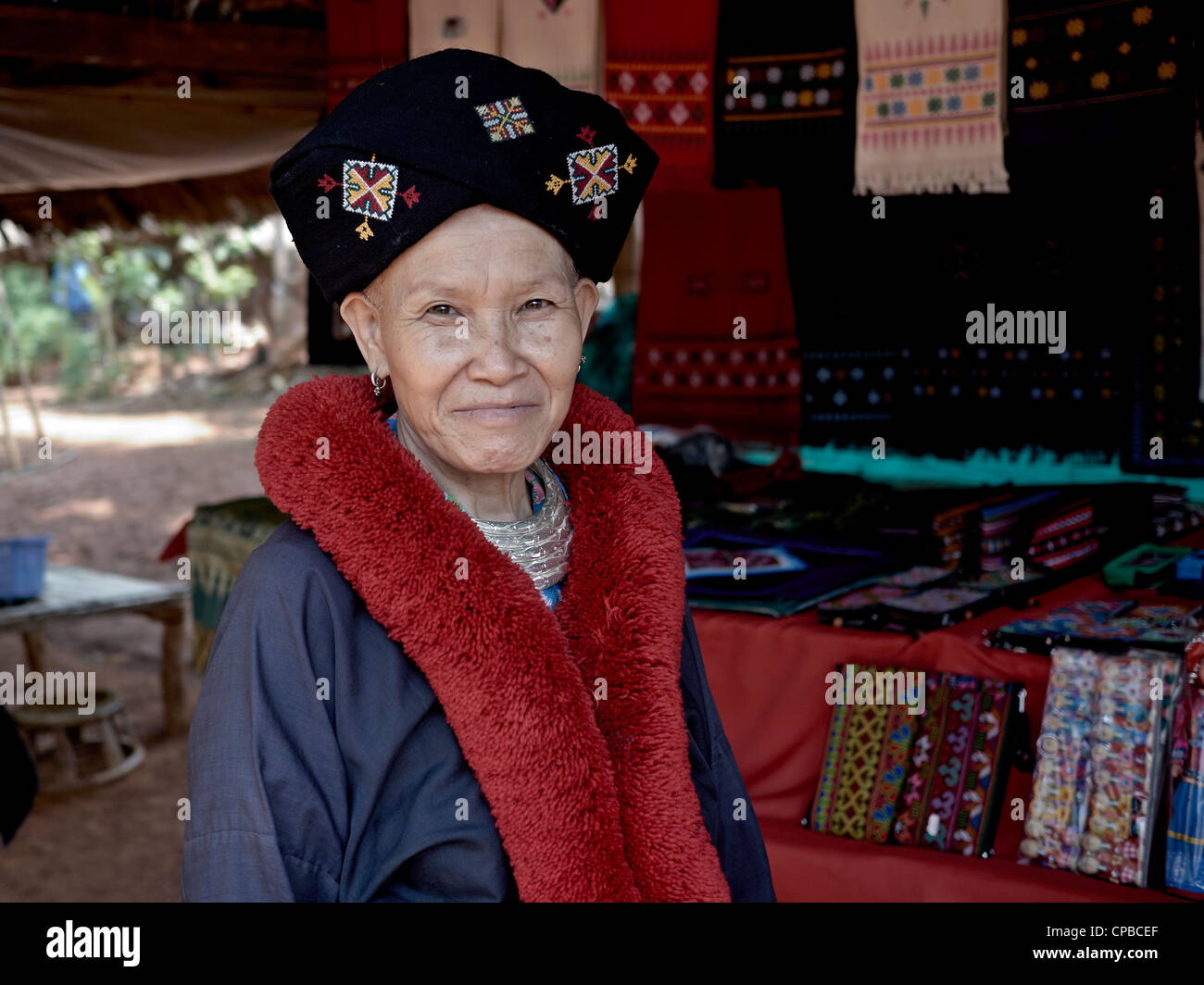 Lu Yao (Mien) femme de Thaïlande du nord de tribus montagnardes. Chiang Rai. Les gens de la Thaïlande rurale S.E. L'Asie. Les tribus des collines Banque D'Images