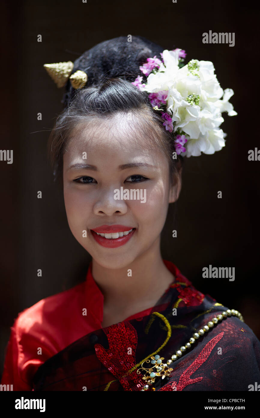 Portrait de fille de Thaïlande. Belle femme thaïlandaise avec des fleurs dans ses cheveux. Thaïlande Asie du Sud-est Banque D'Images