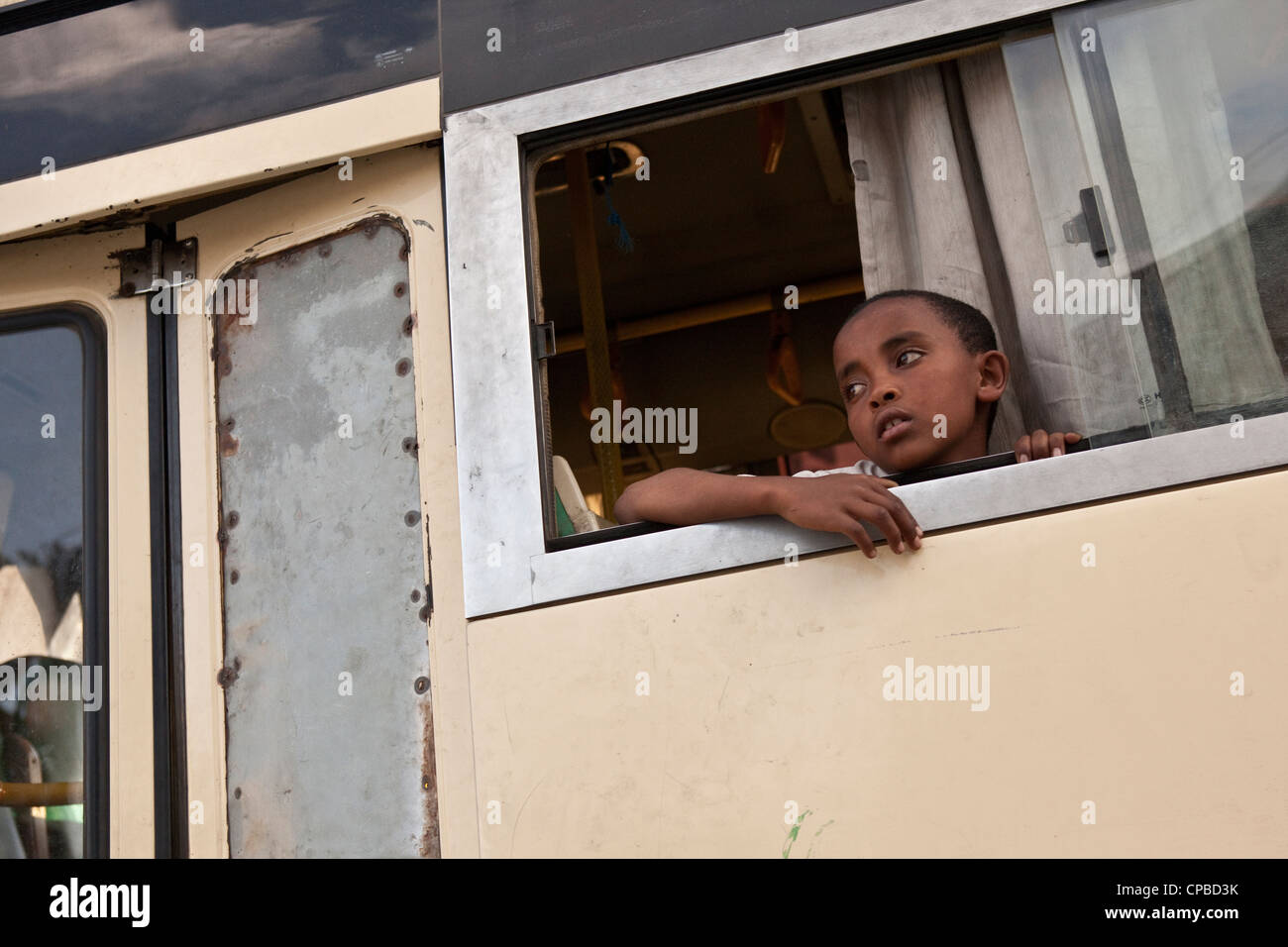 Garçon sur un bus dans le centre-ville d'Addis Abeba, Ethiopie. Banque D'Images