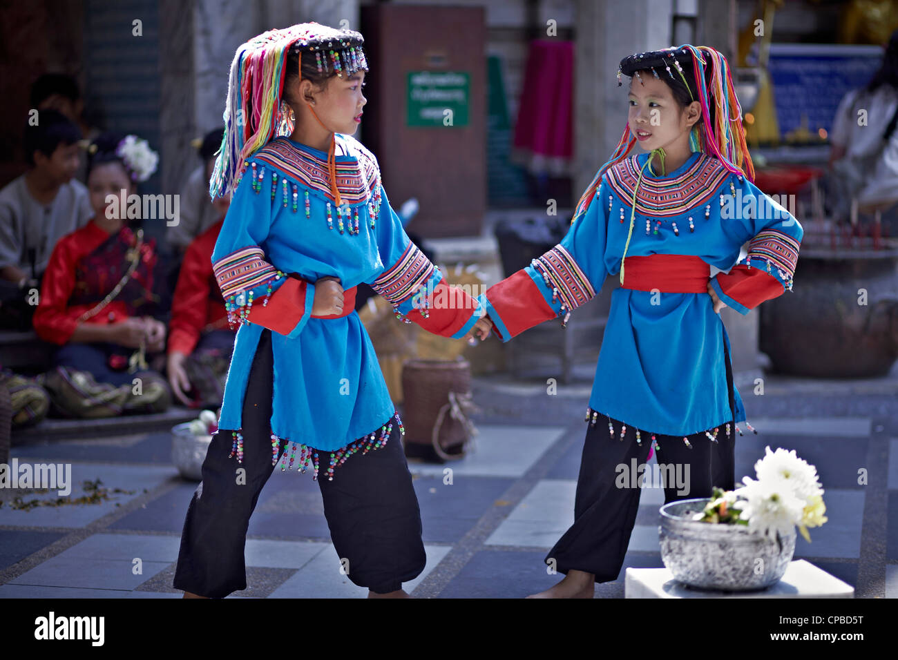 Enfants thaïlandais, tribu de Lisu Northern Hill, filles dansantes thaïlandaises en costume traditionnel Banque D'Images