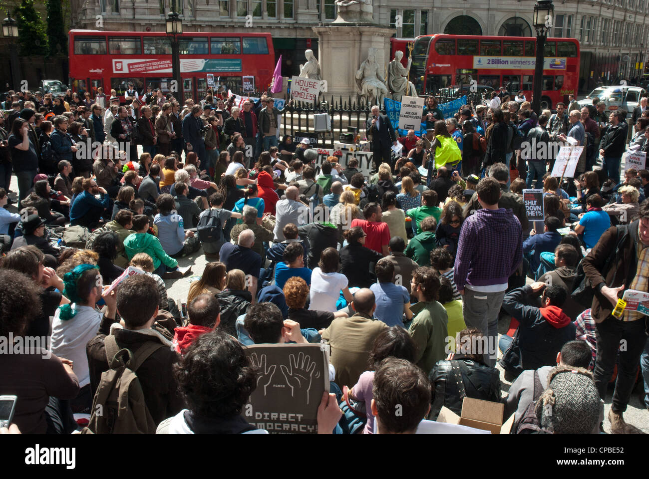 Occuper, London UK. Démonstration de lutte contre le capitalisme dans le quartier financier, partie d'une journée mondiale d'action. Banque D'Images
