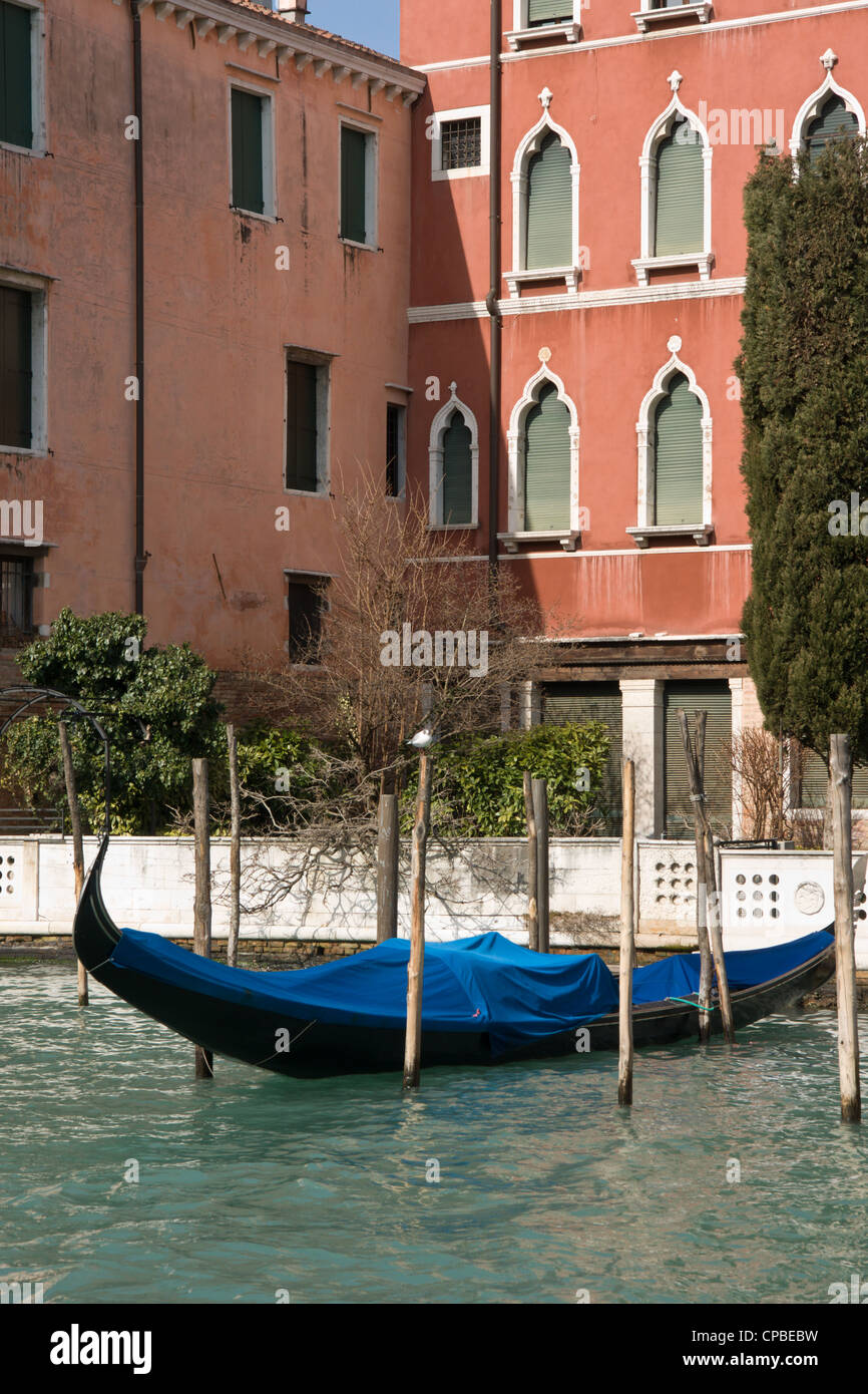Gondole couverte sur un canal, Venise, Italie Banque D'Images