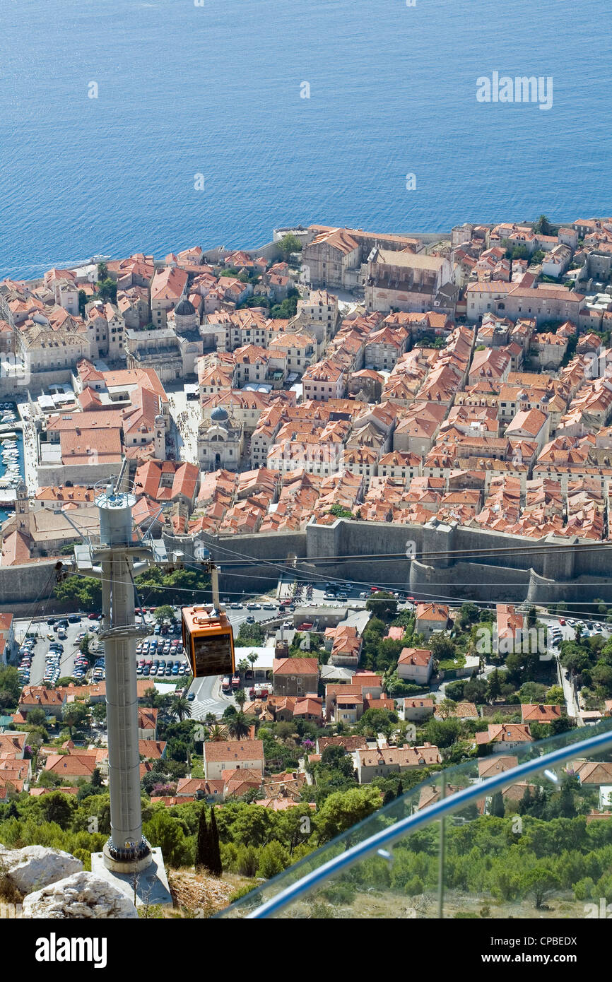 Le centre historique de Dubrovnik et téléphérique depuis le sommet du mont Srd Dalmatie Croatie Banque D'Images