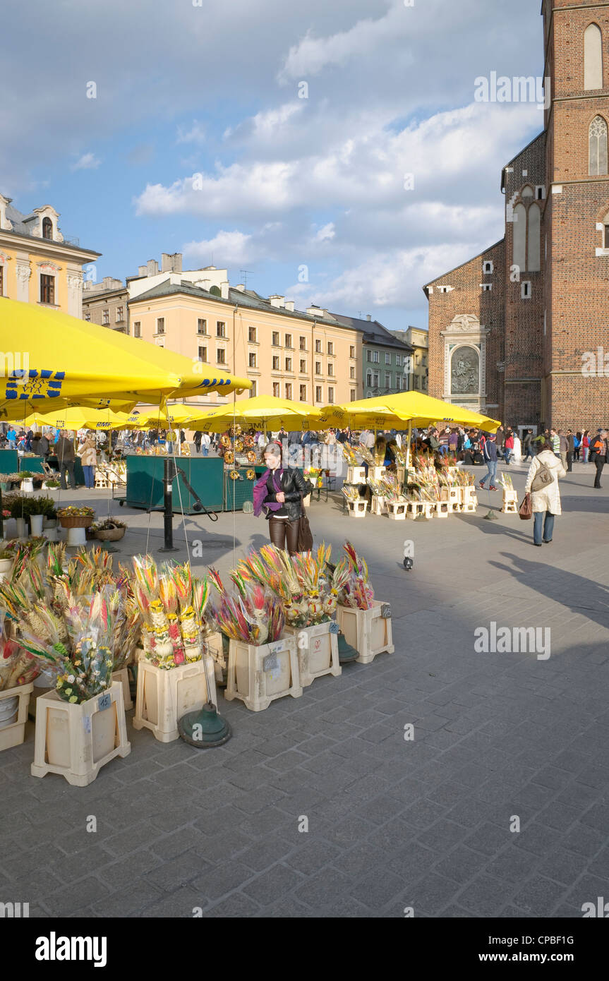 Young girl looking at easter Palms Place du marché en vente à Cracovie en Pologne. Banque D'Images