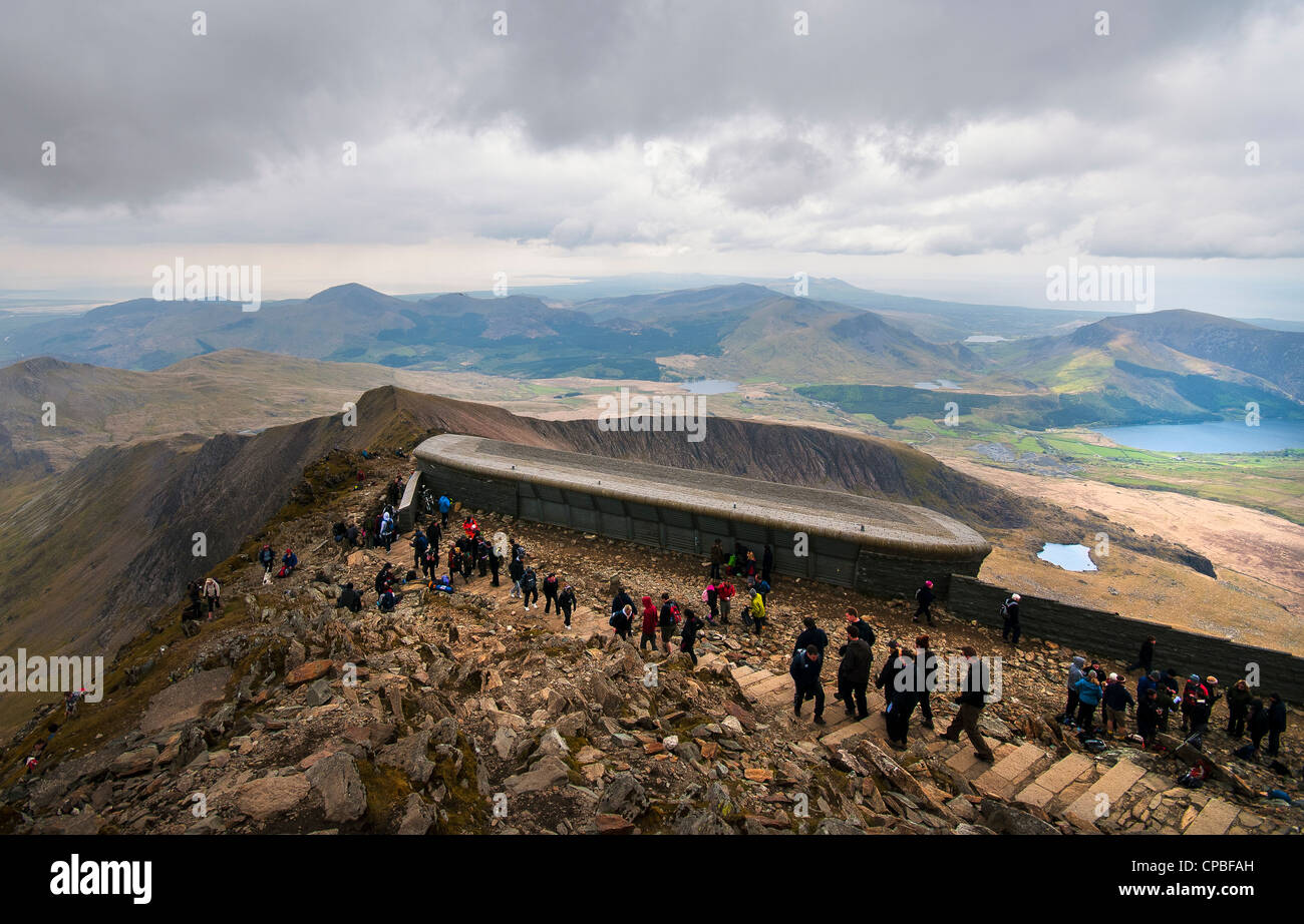 Café et un centre de visiteurs complexe sur le sommet du Mont Snowdon, le Nord du Pays de Galles Banque D'Images