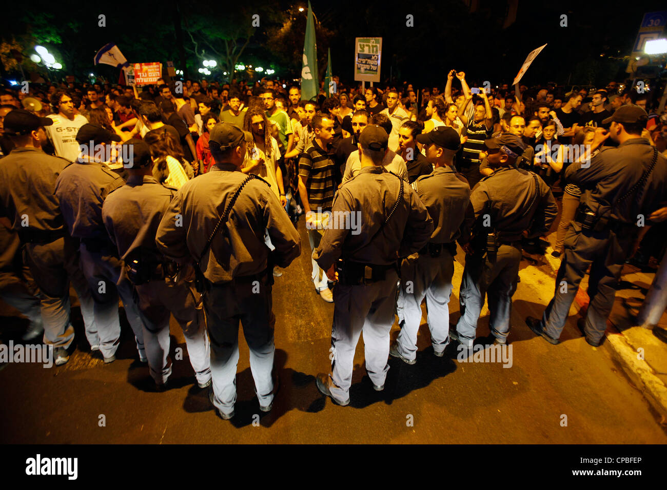 Des policiers israéliens auxquels les manifestants pendant la protestation du coût de la vie à Tel Aviv en Israël. La justice sociale protester également nommé les tentes contestation ont été une série de manifestations en Israël à compter de juillet 2011 impliquant des centaines de milliers de manifestants à partir d'une variété de facteurs socio-économiques s'opposant à la poursuite de l'augmentation du coût de la vie particulièrement dans le secteur du logement. Banque D'Images