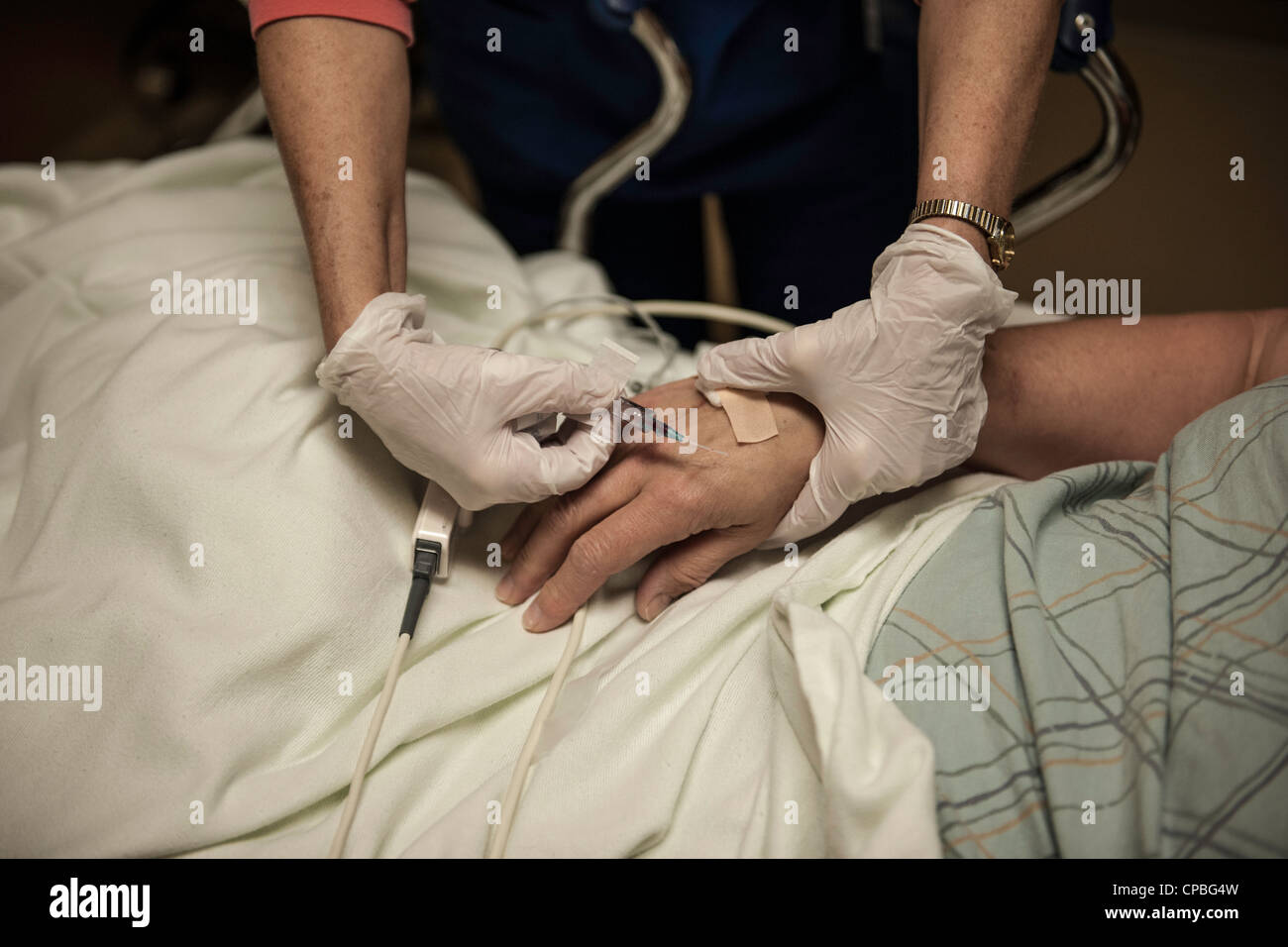 'Aiguille intraveineuse' est supprimé après la chirurgie intérieur Banque D'Images