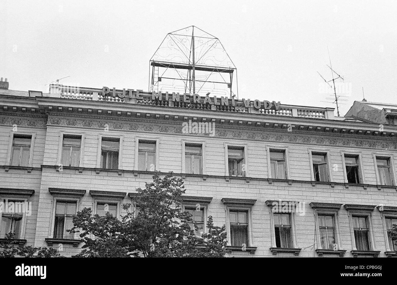 La propagande en faveur de l'eau minérale - Verre minéral de l'eau ! (En langue tchèque). Prague - République tchèque capitale en dernières années de régime communiste. Photo prise en 1987. année. Banque D'Images