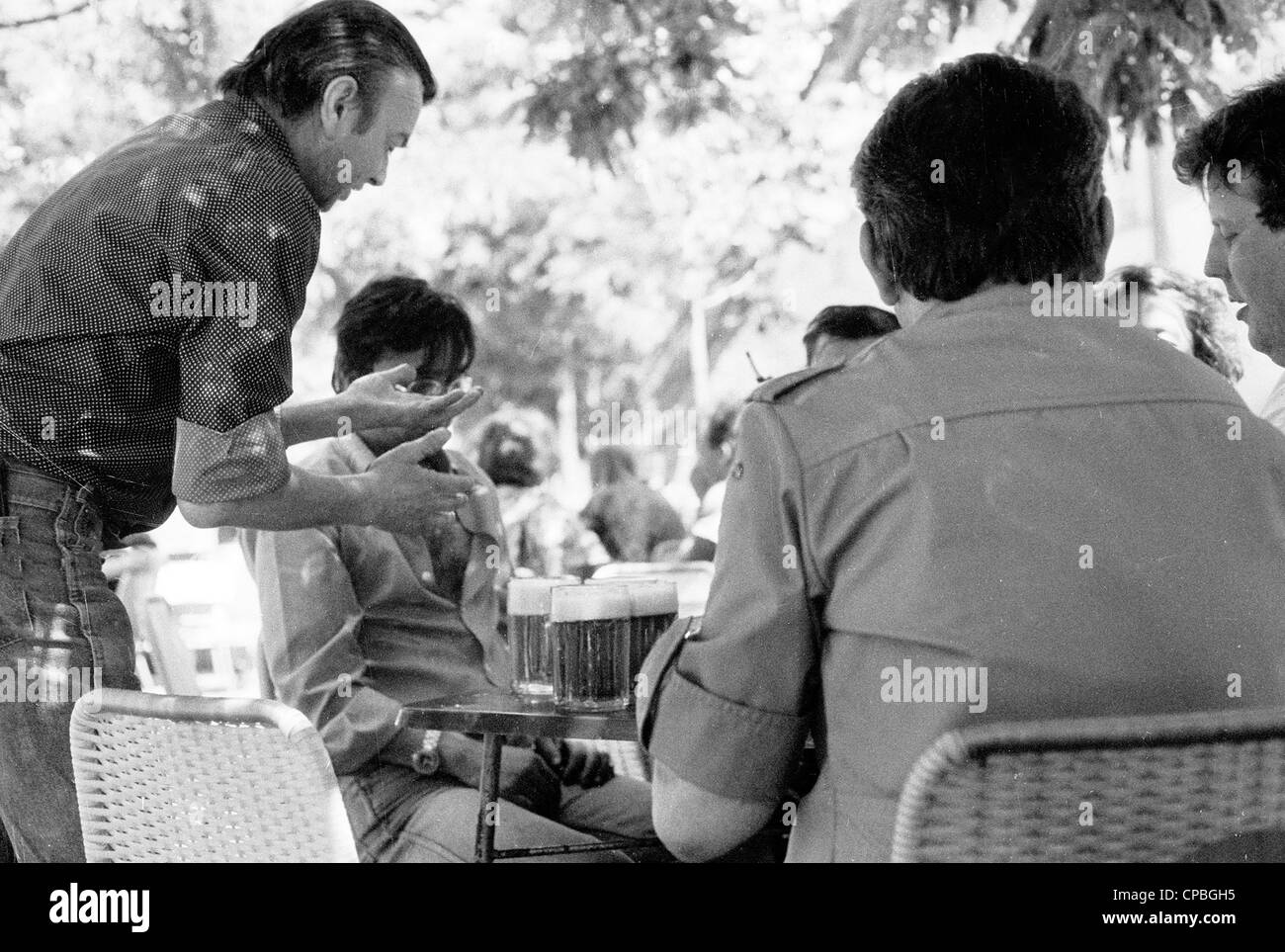 Les gens de pub 'Na Kampi''. Prague - République tchèque capitale en dernières années de régime communiste. Photo prise en 1987. année. Banque D'Images