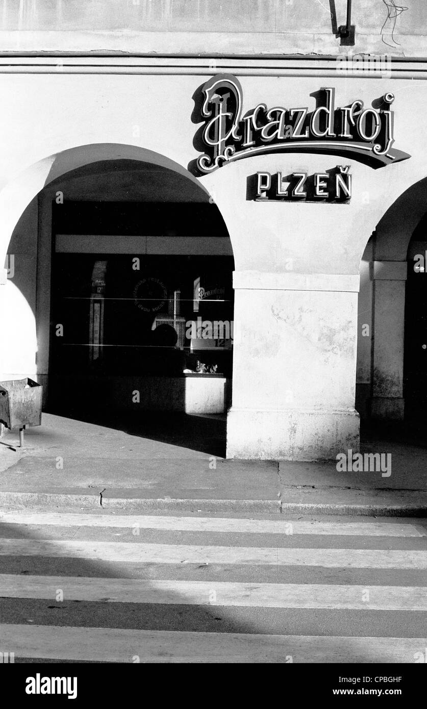 Coin de rue, Prague, République tchèque. Signer pour de célèbres bières de Prazdroj ville de Plzen. Photo d'archives à partir de 1987. Banque D'Images