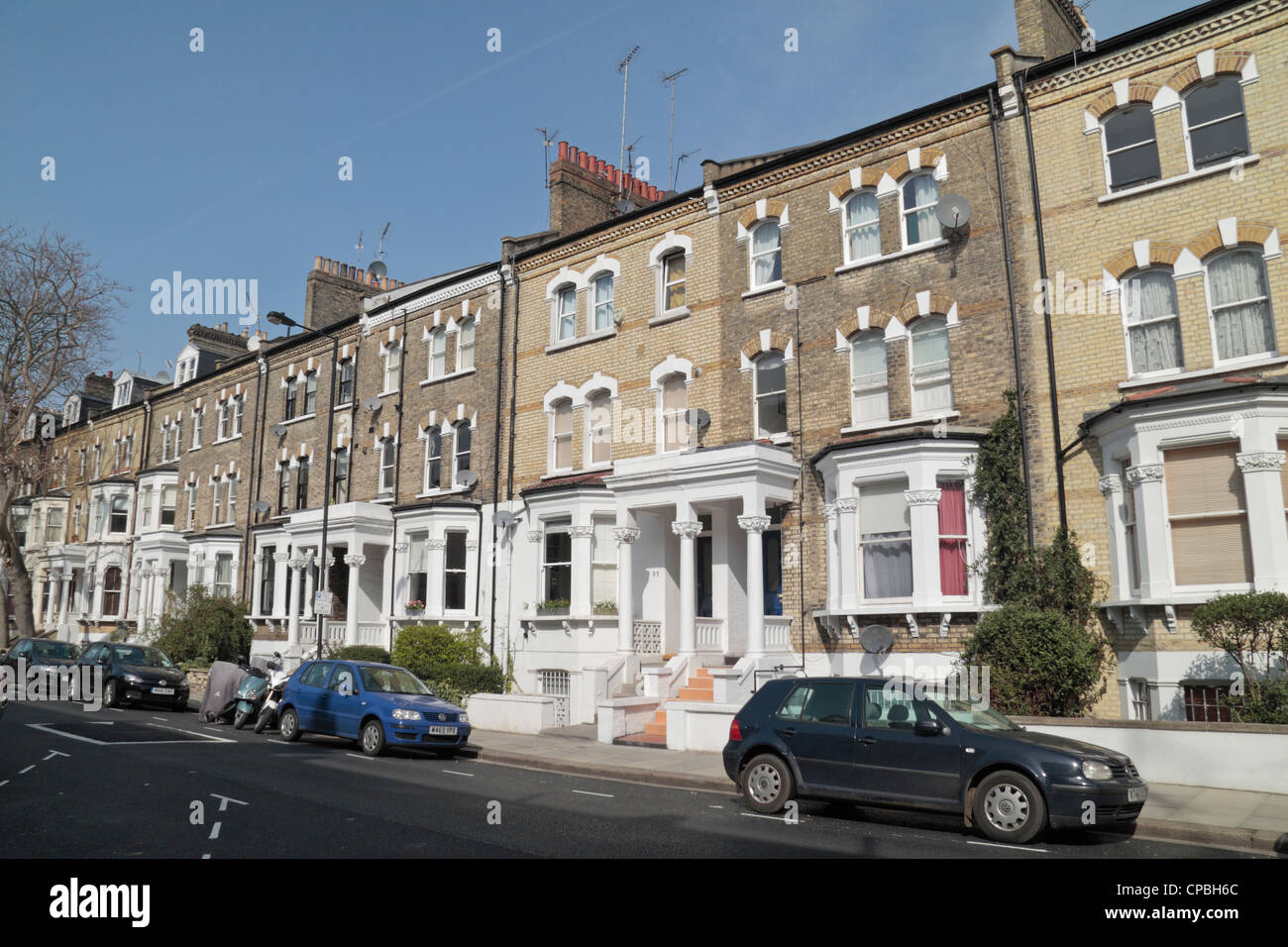 Rangée de propriétés mitoyennes sur Edith Road, Fulham, London, W14, Royaume-Uni. Banque D'Images