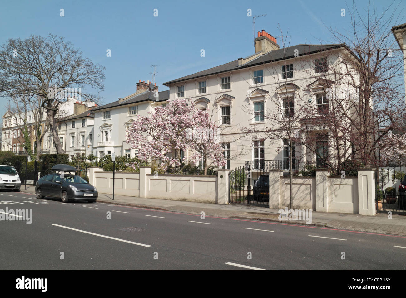 Vue générale des propriétés sur Warwick Gardens, Kensington, London, UK. Banque D'Images