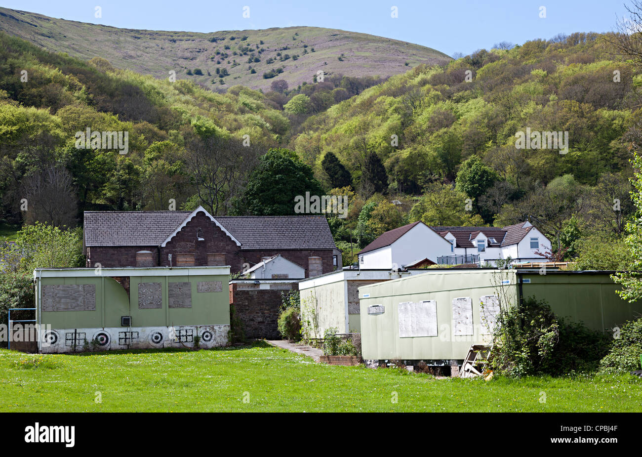 Fermé et condamné l'école primaire de village de Llanfoist avec l'Ardanaiseig colline derrière, Pays de Galles, Royaume-Uni Banque D'Images
