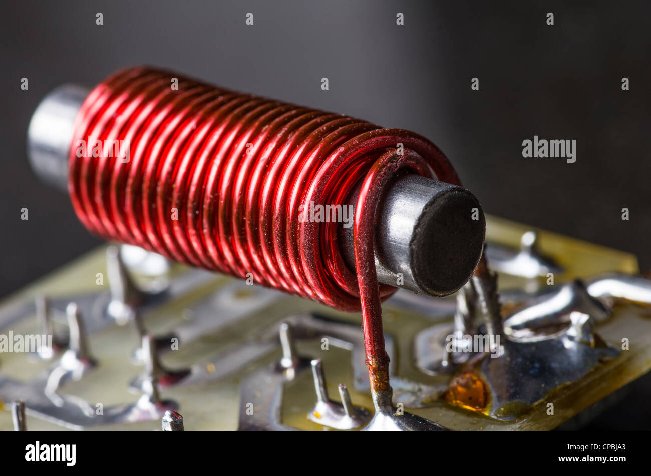 Une bobine électrique ou d'un composant de wrapping et montrant des noyaux de fer Banque D'Images