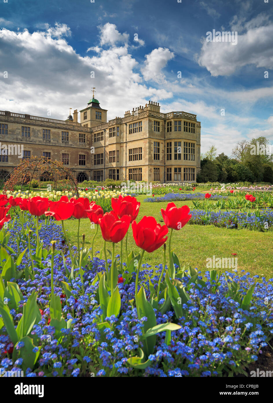 Audley End house avec des tulipes Banque D'Images