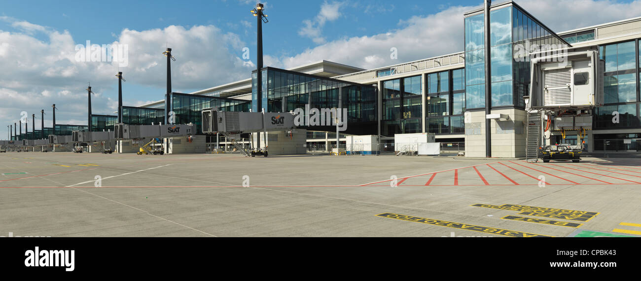 Panorama de l'aéroport Berlin-Brandebourg Nouvelles portes fabriqués à partir de clichés Hasselblad numérique haute résolution. Journée ensoleillée avec des nuages. Banque D'Images