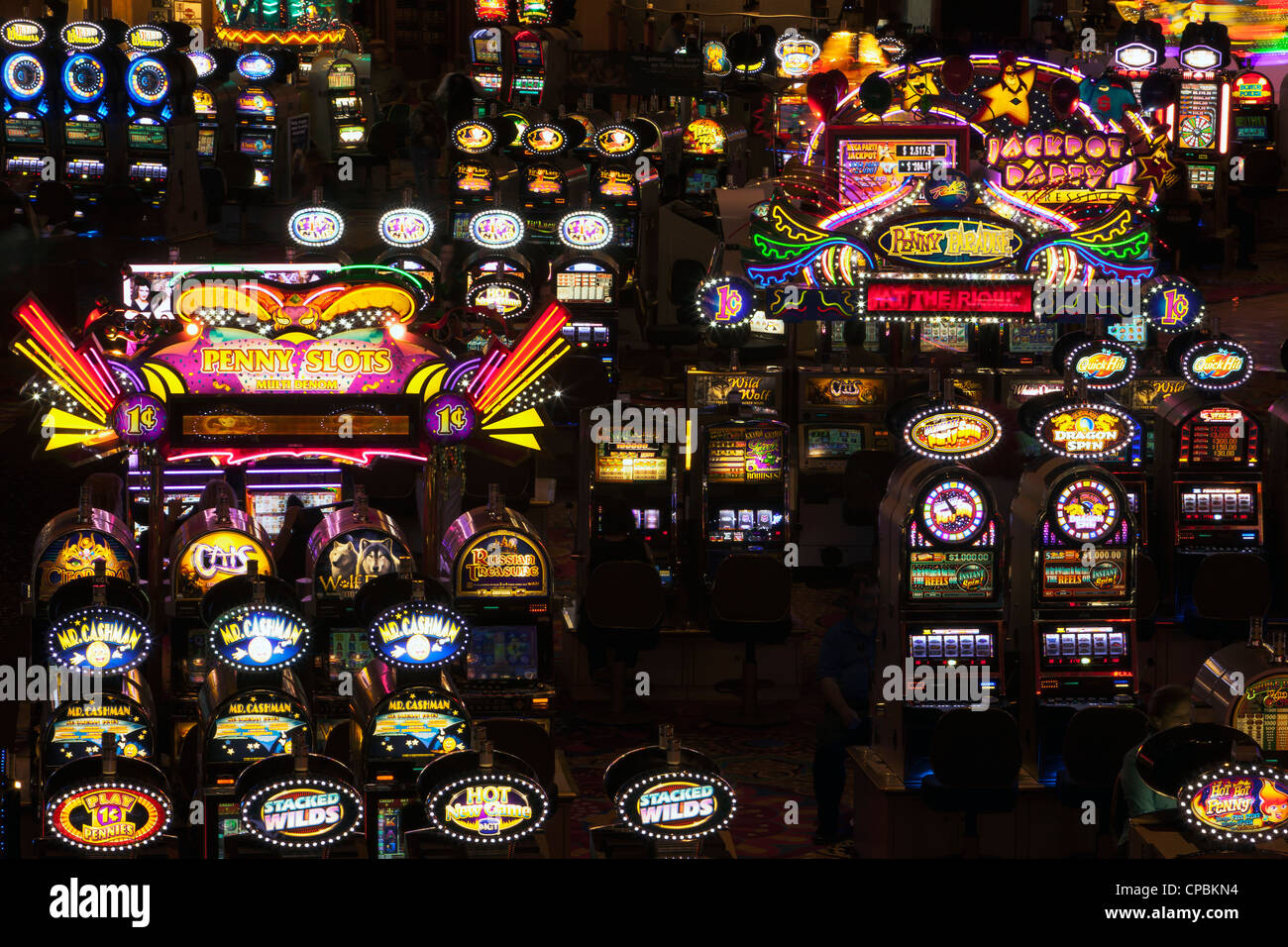 Jeux de machines à sous et jeux de hasard dans une sombre salle de casino, Las Vegas, Nevada. Jouer les touristes et l'espoir de gagner. Banque D'Images
