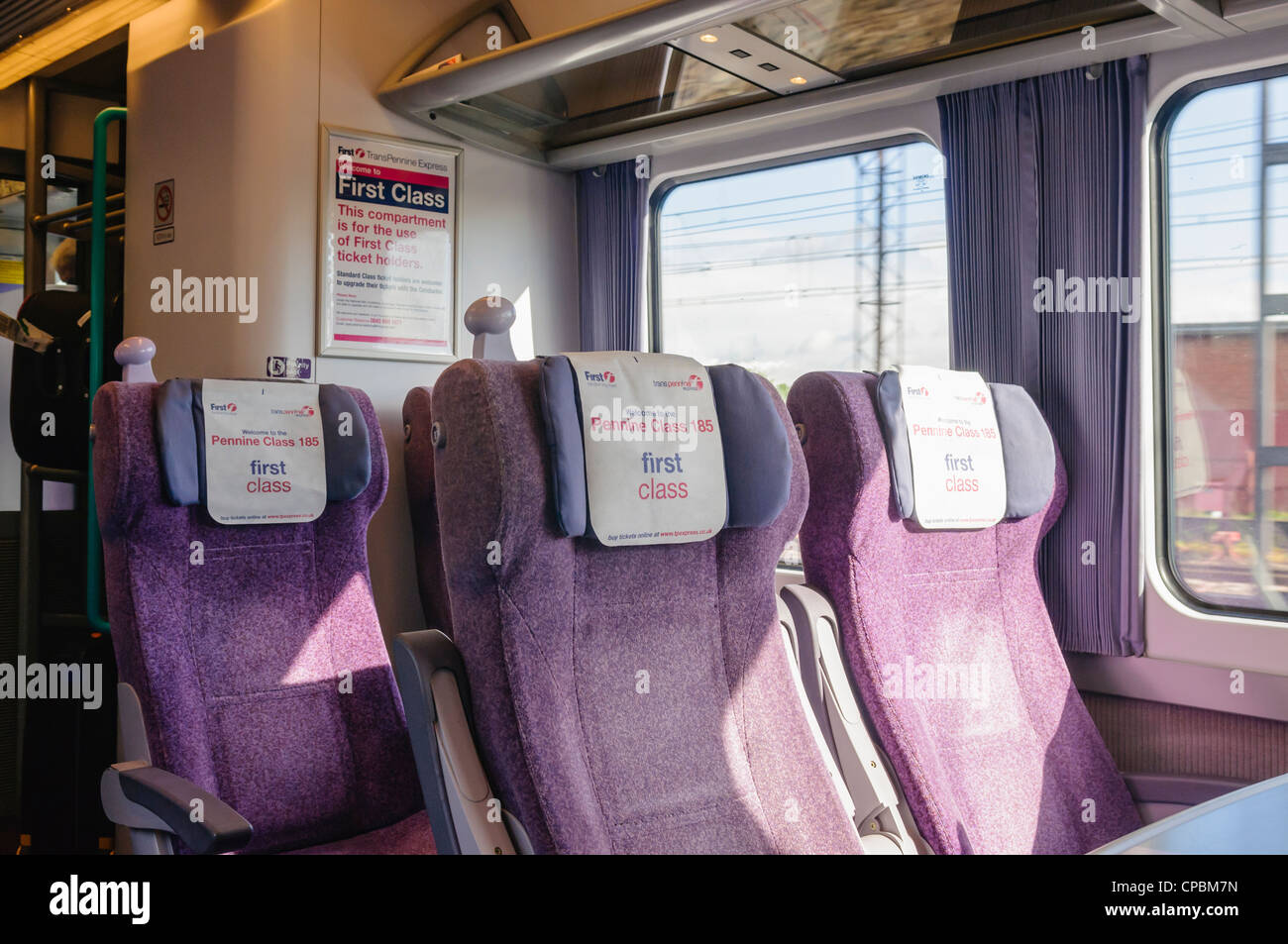 Des sièges vides dans une première classe sur un train trans Pennine Banque D'Images