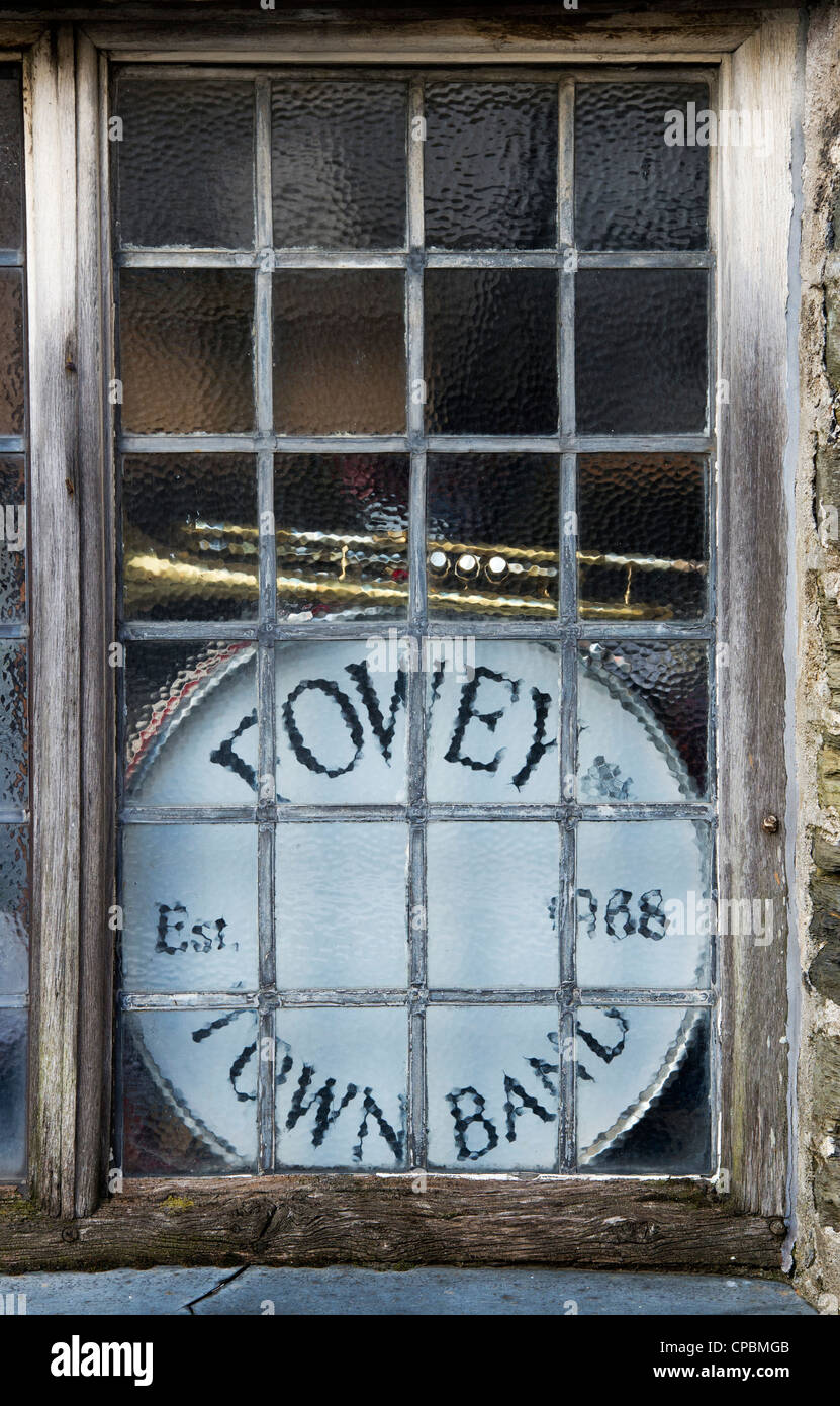 Ville de Fowey bass drum band dans une fenêtre. Cornwall, Angleterre Banque D'Images