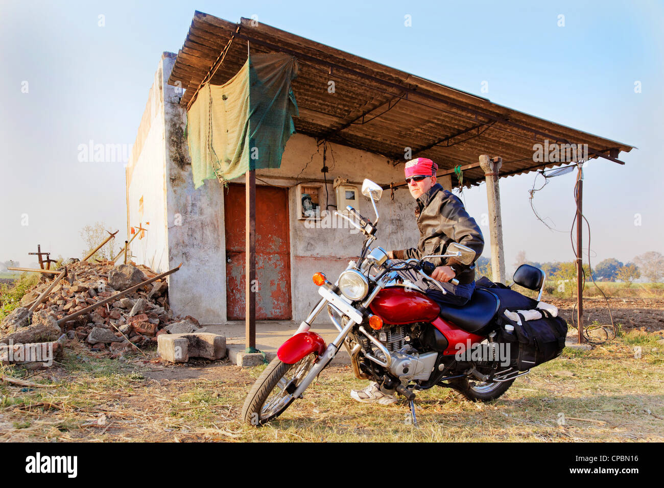 Caucasian moto 159 dans l'Inde à l'extérieur d'une cabane à l'arrière-pays Banque D'Images