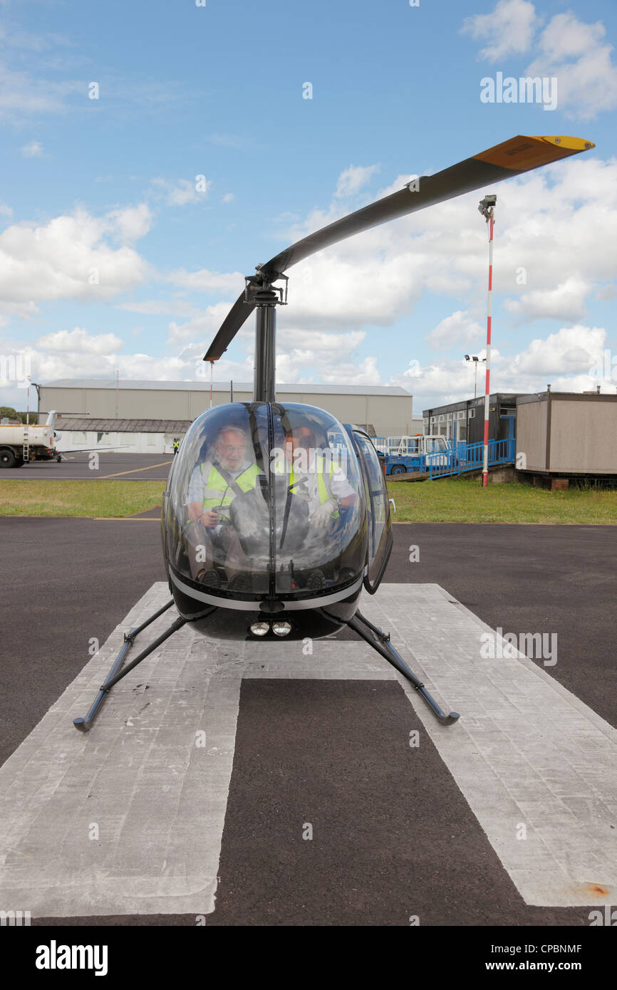 Robinson R22 Beta hélicoptère utilitaire léger sur l'aire d'atterrissage à l'aéroport de Carlisle, Cumbria UK Banque D'Images