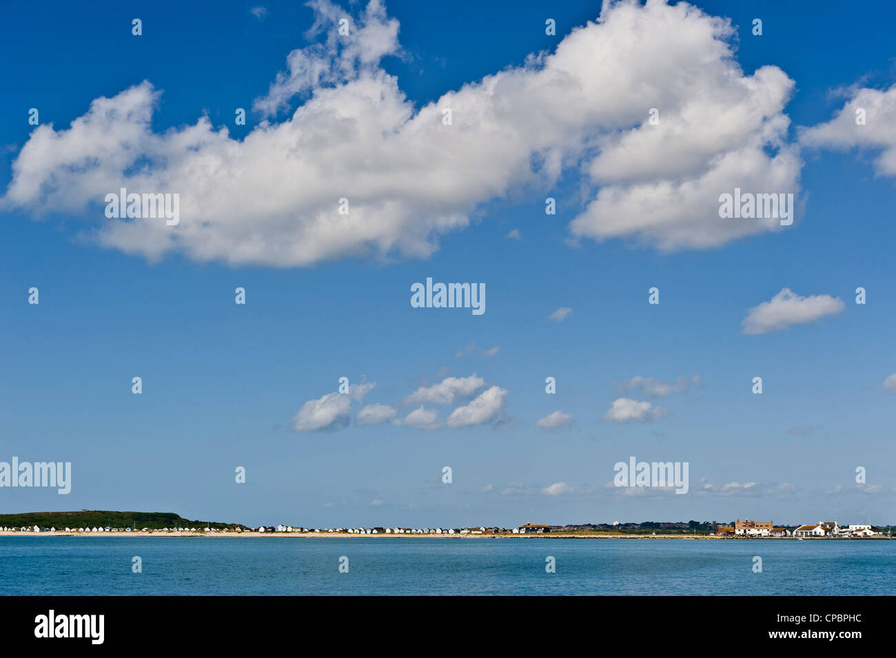 Plus de cumulus Mudeford langue de sable à l'entrée de Christchurch Harbour dans le Dorset UK. Banque D'Images