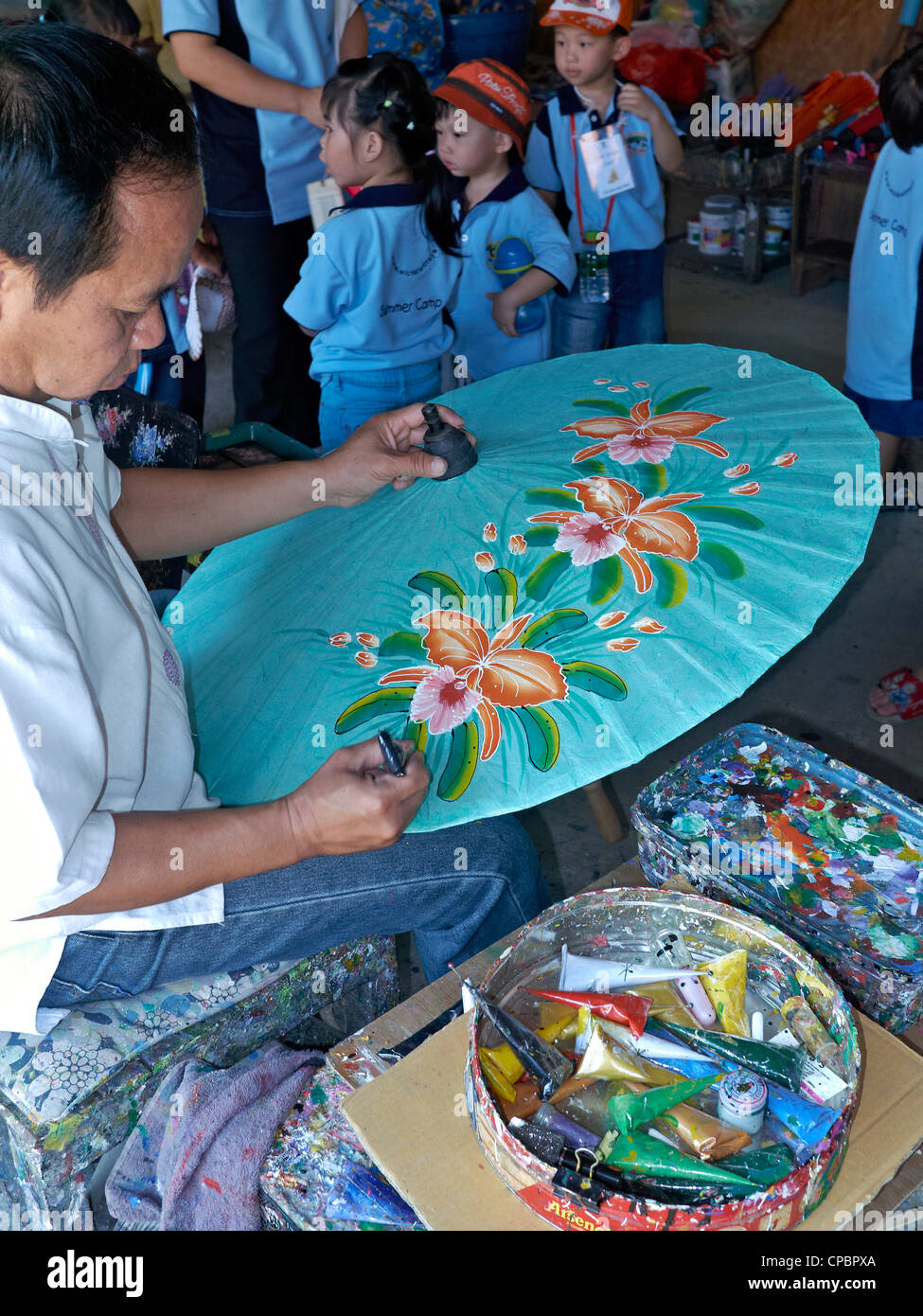 Parapluies de peinture à la main à l'usine de parapluie Bo sang célèbre pour son parapluie coloré. Industrie thaïlandaise, Chiang Mai, Thaïlande, Asie du Sud-est Banque D'Images