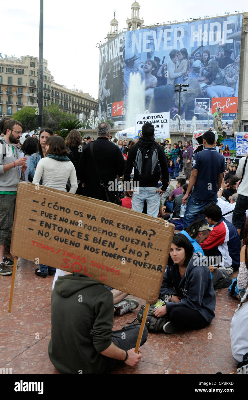 M-15, spécialement les jeunes gens spainsh indignation dans plza Catalogne Barcelone Espagne Banco de Bilbao Vizcaya assambly manifestation Banque D'Images