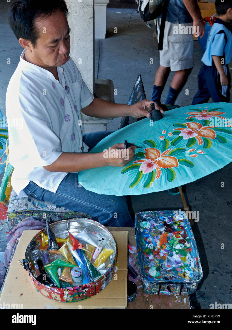 Parapluies de peinture à la main à l'usine de parapluie Bo sang célèbre pour son parapluie coloré. Industrie thaïlandaise, Chiang Mai, Thaïlande, Asie du Sud-est Banque D'Images
