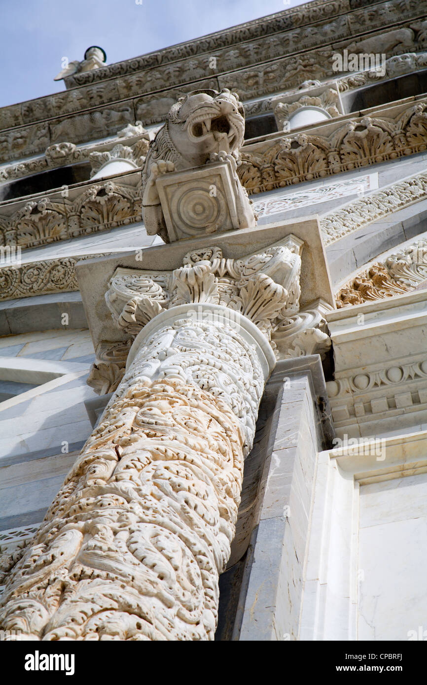 Pisa - colonne d'entrée de Santa Maria Assunta Cathedral Banque D'Images