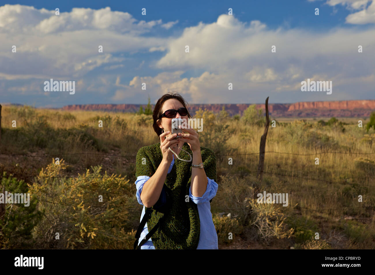 Couple avec des champs verts et paysage de Red Rock, Nouveau Mexique Banque D'Images