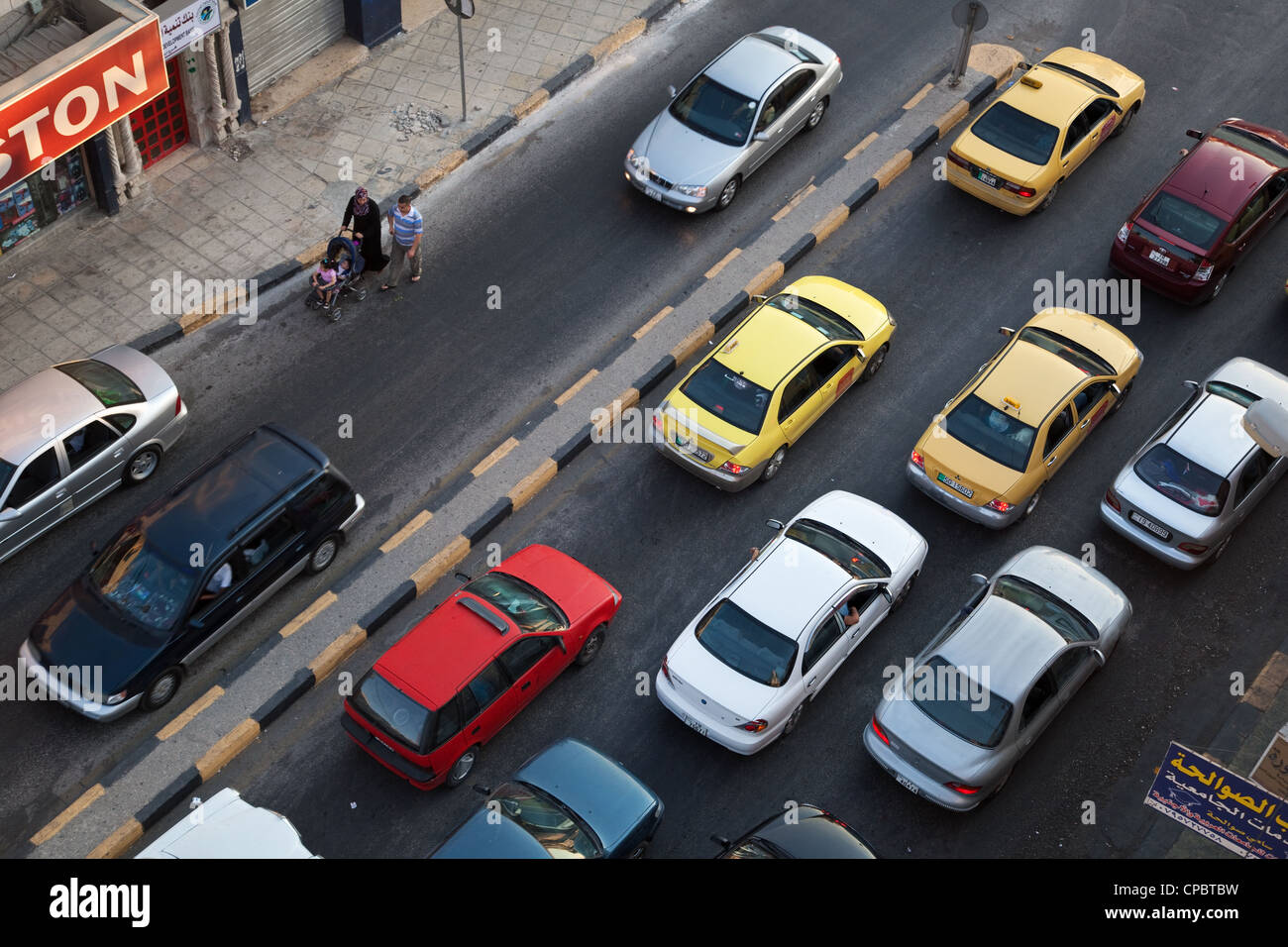 Vu de dessus le trafic routier dans le centre de Amman, Jordanie Banque D'Images