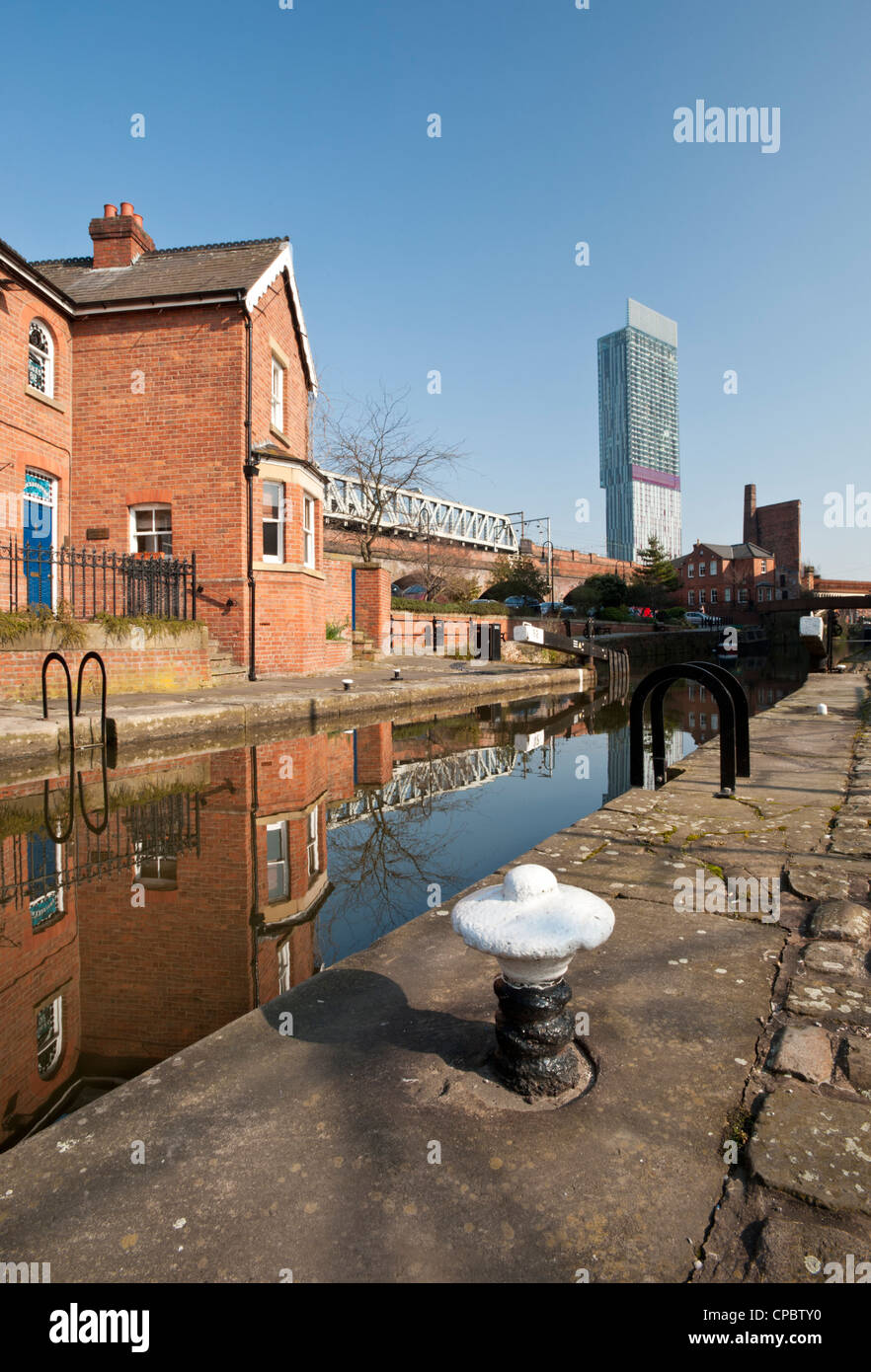 92 Verrouillage de canal de Bridgewater (Ducs), Verrouillage Keepers Cottage & Beetham Tower, le Castlefield, Manchester, Angleterre, RU Banque D'Images