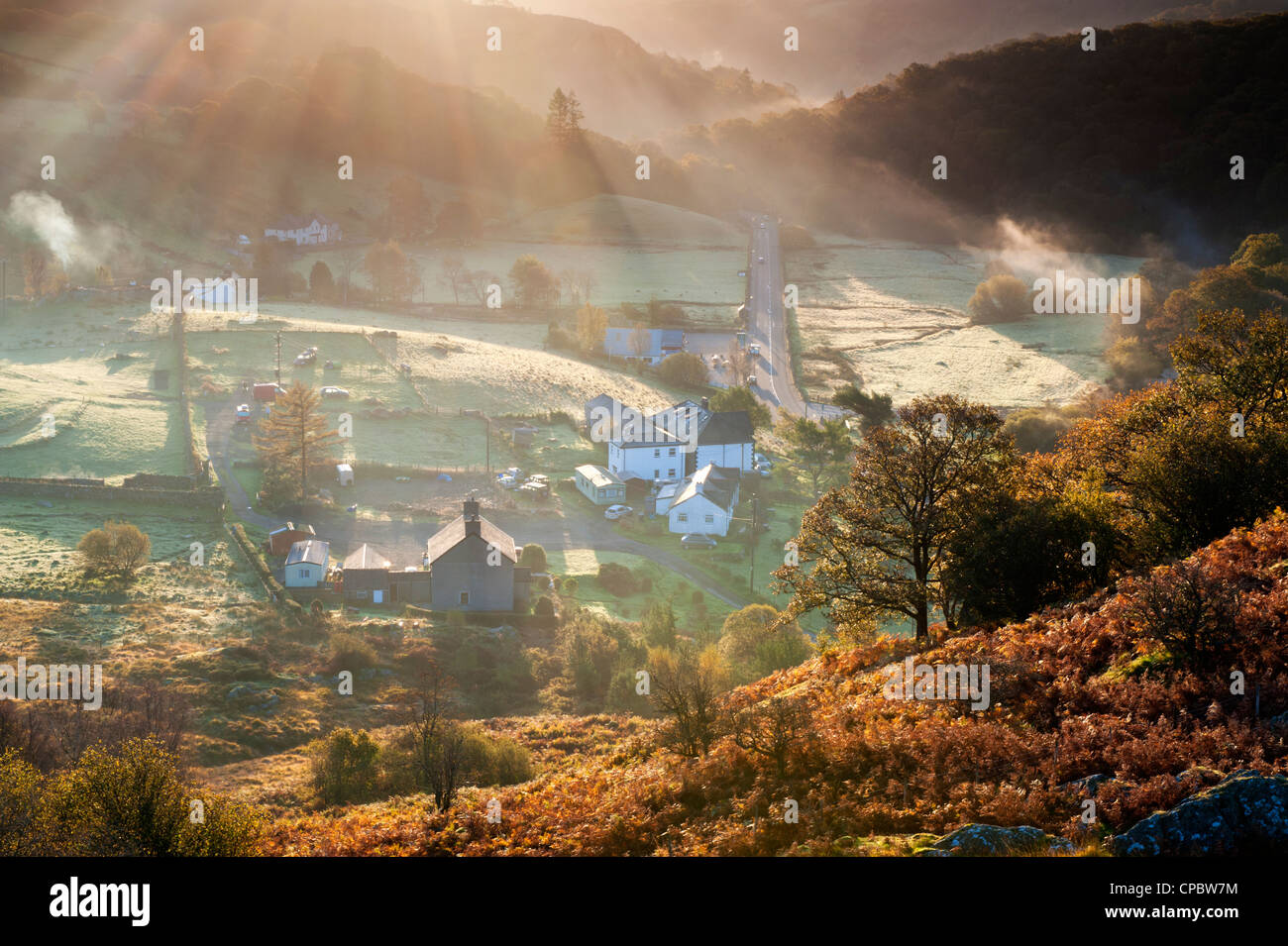 Dawn Mist à Capel Curig Valley et le A5,, Parc National de Snowdonia, le Nord du Pays de Galles, Royaume-Uni Banque D'Images