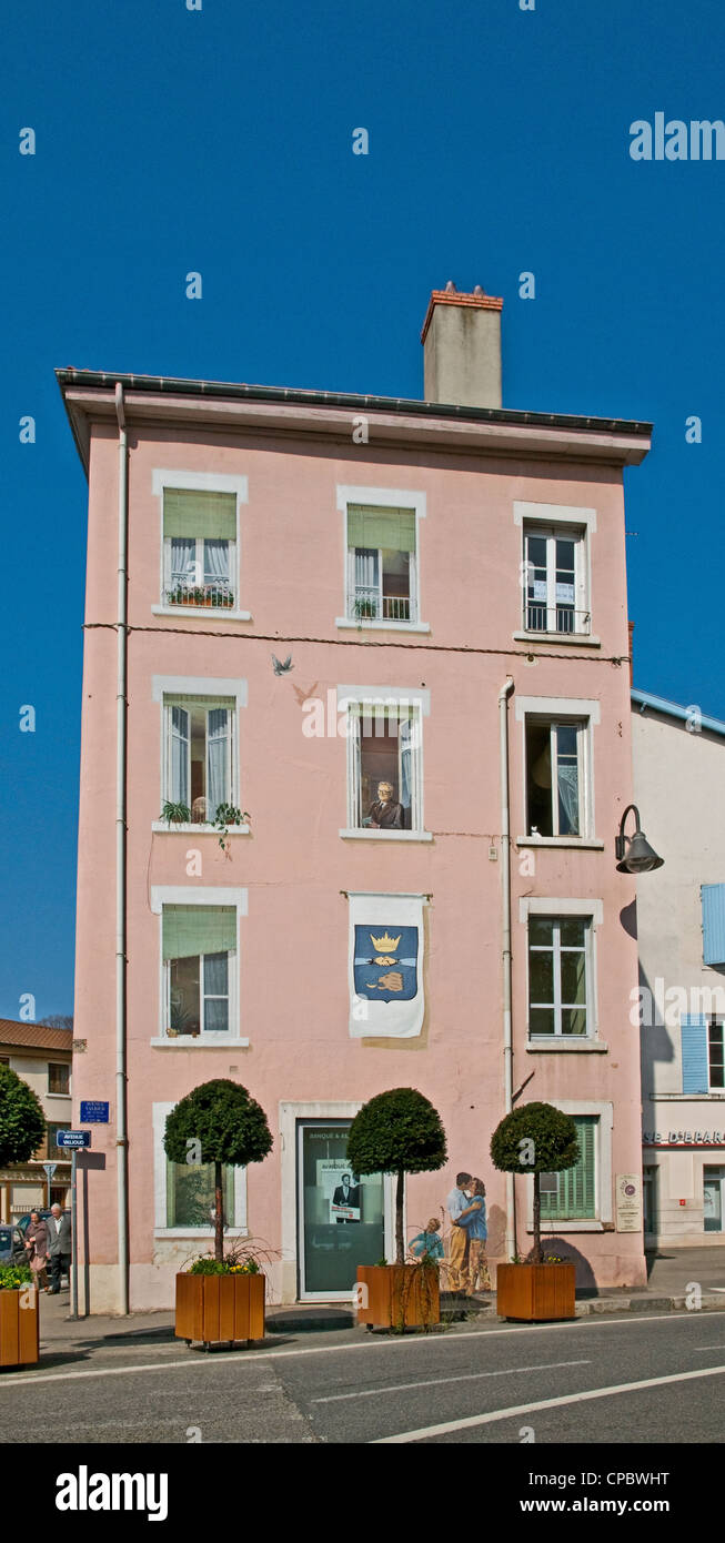 Bâtiment peint en place Xavier Ricard Sainte Foy les Lyon avec de faux faux trompe l'œil de peintures et les gens de windows Banque D'Images