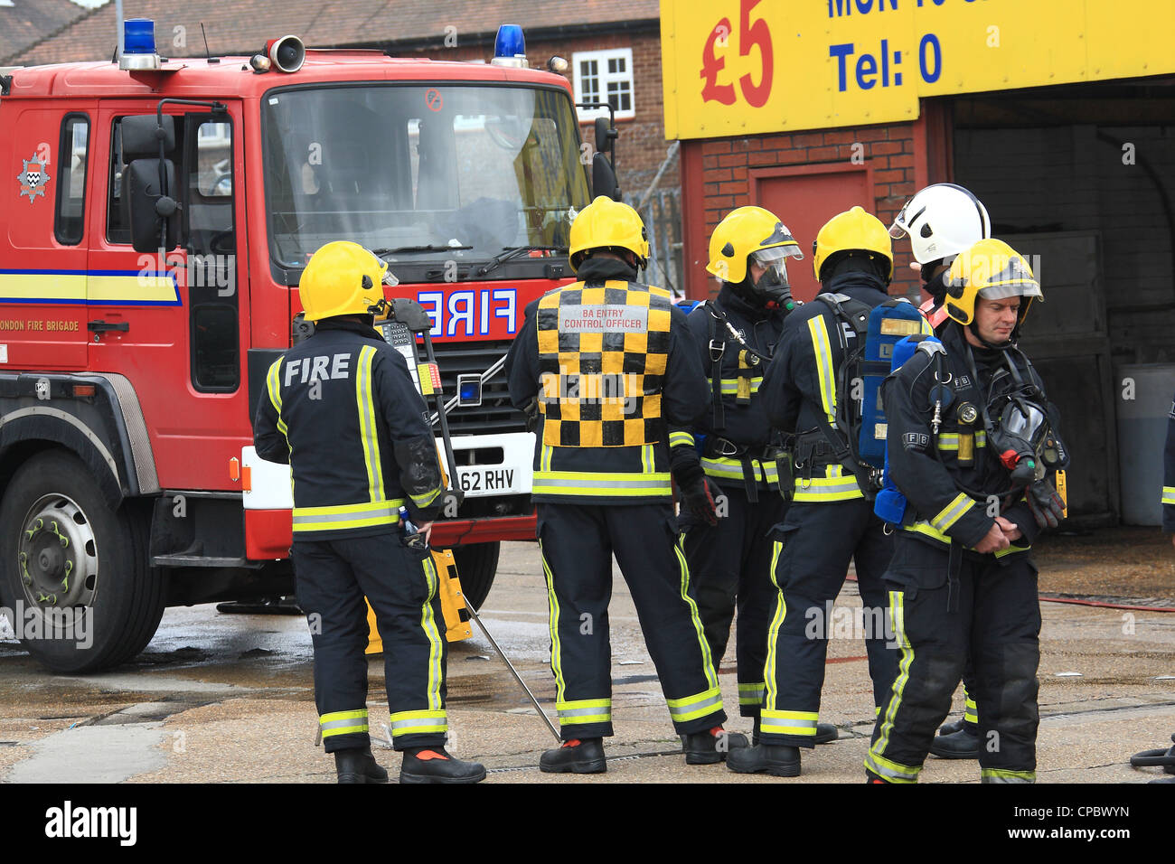 London Fire Brigade de pompiers à BA Control point lors d'un incendie à Dagenham East London Banque D'Images