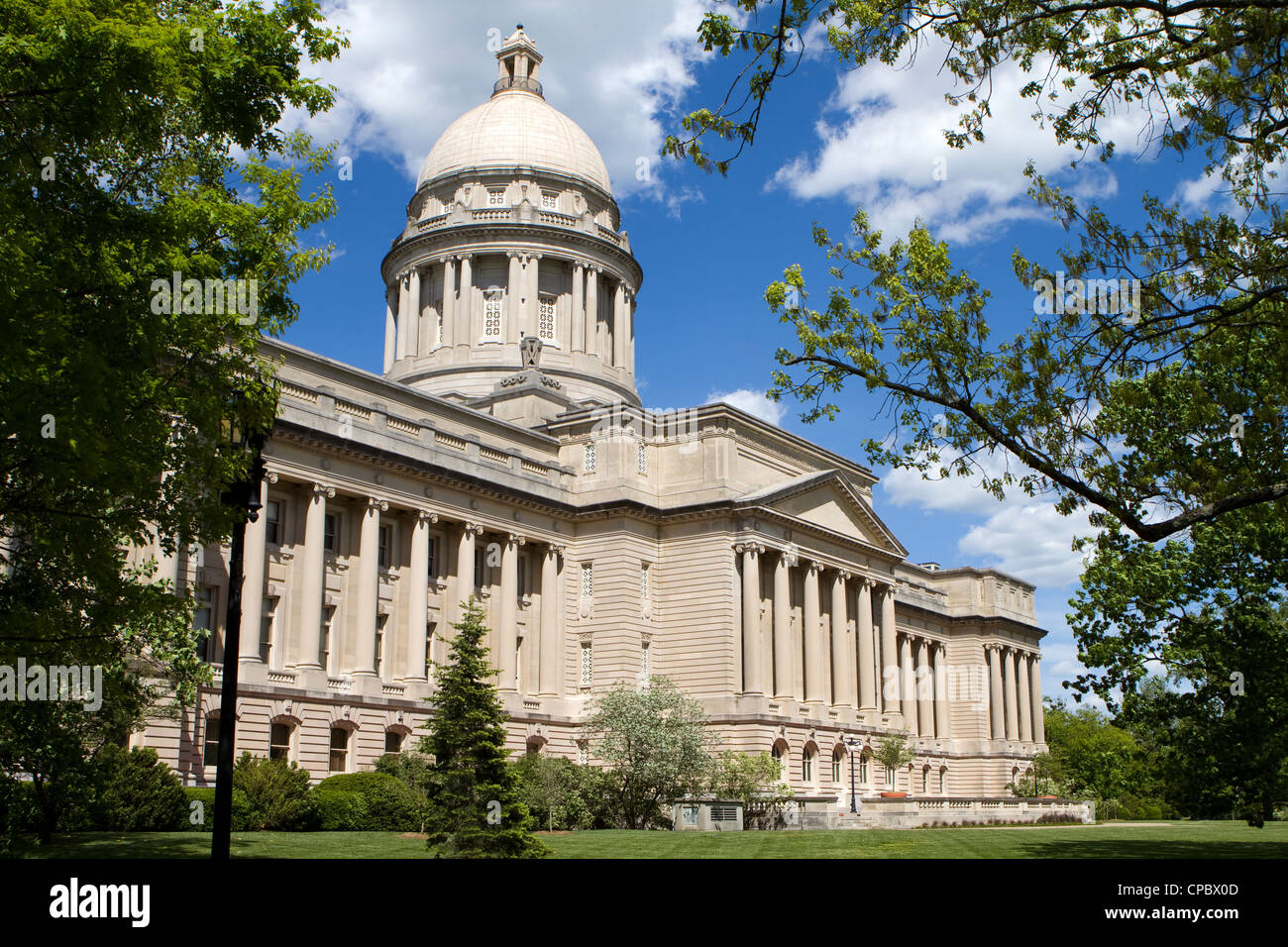 Indiana statehouse Capitol building à Frankfort, Kentucky, USA contre un ciel bleu avec des nuages. Banque D'Images