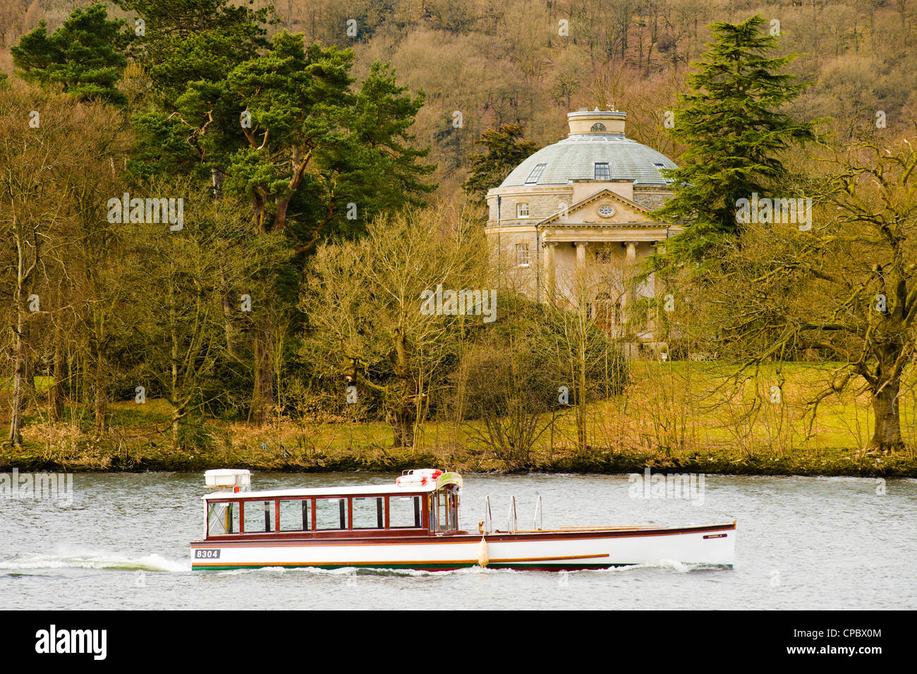 Un lancement passe la maison ronde de Belle Isle à Windermere Lake District Banque D'Images