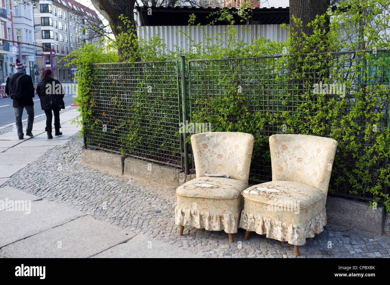 Deux fauteuils sur un trottoir, Berlin, Germany, Europe Banque D'Images